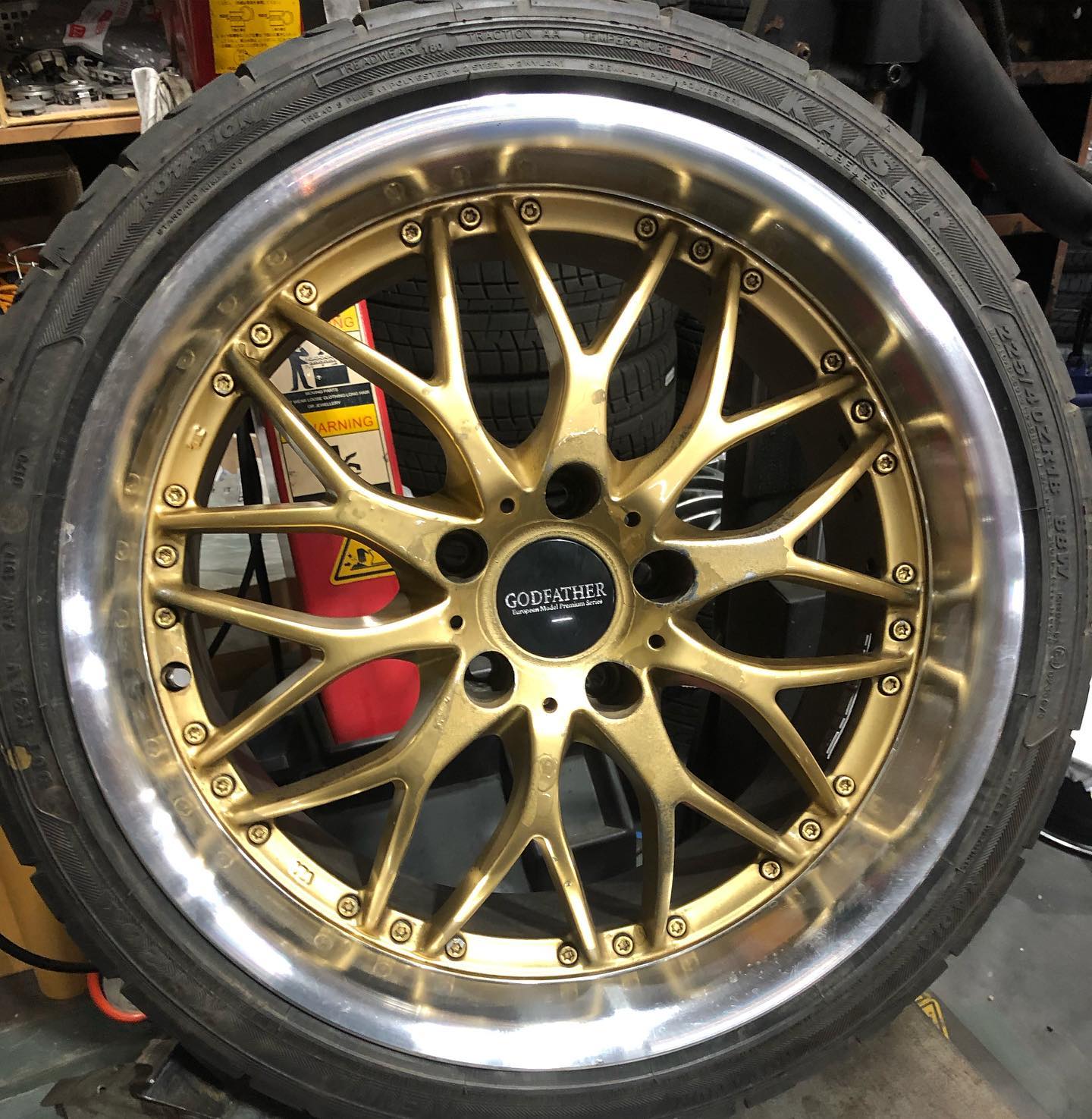 18インチ 8.5J 225/40R18 ホイール装着例 - CARSERVICE GRAVITY