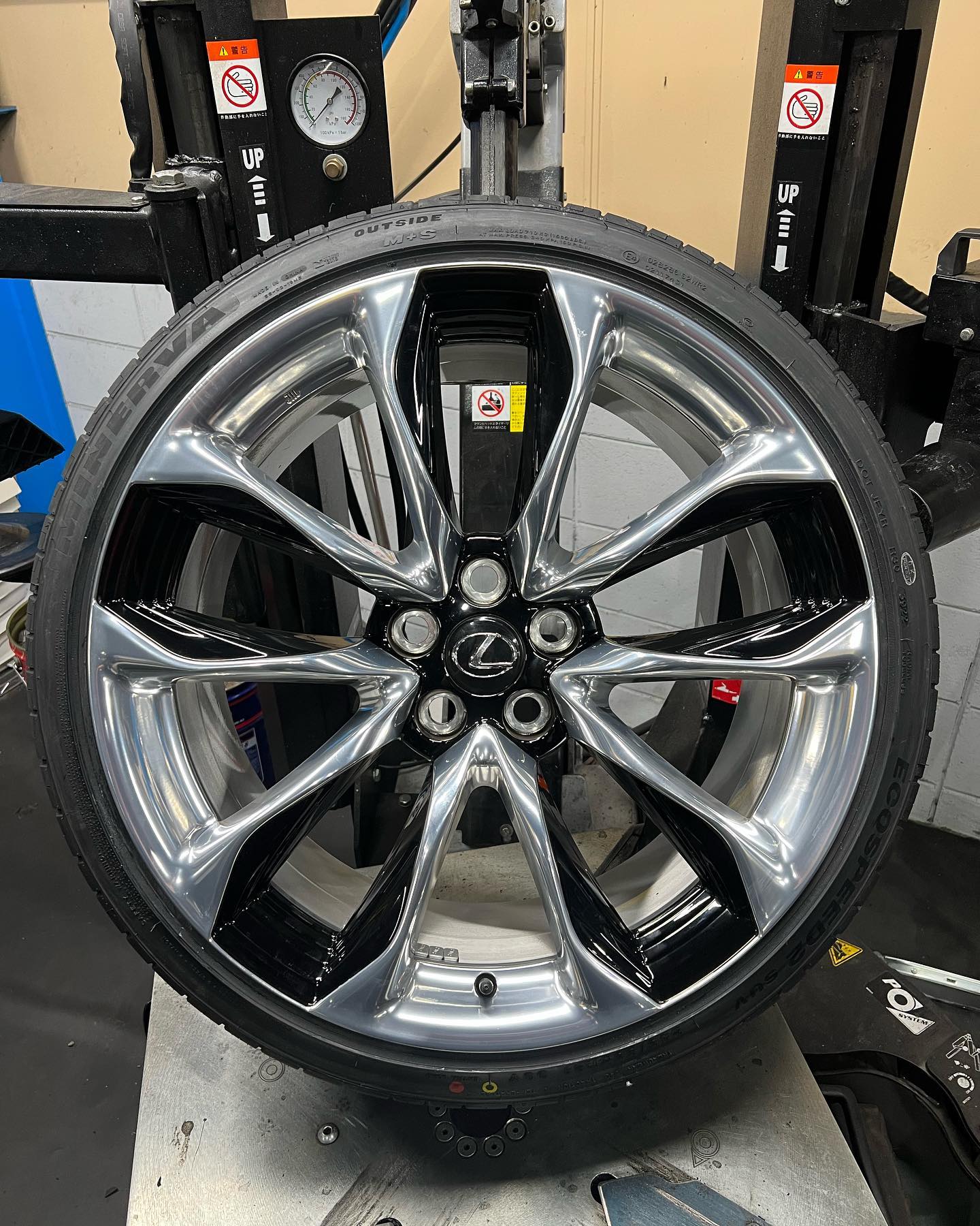 21インチ 9.5J 245/35R21 ホイール装着例 - CARSERVICE GRAVITY