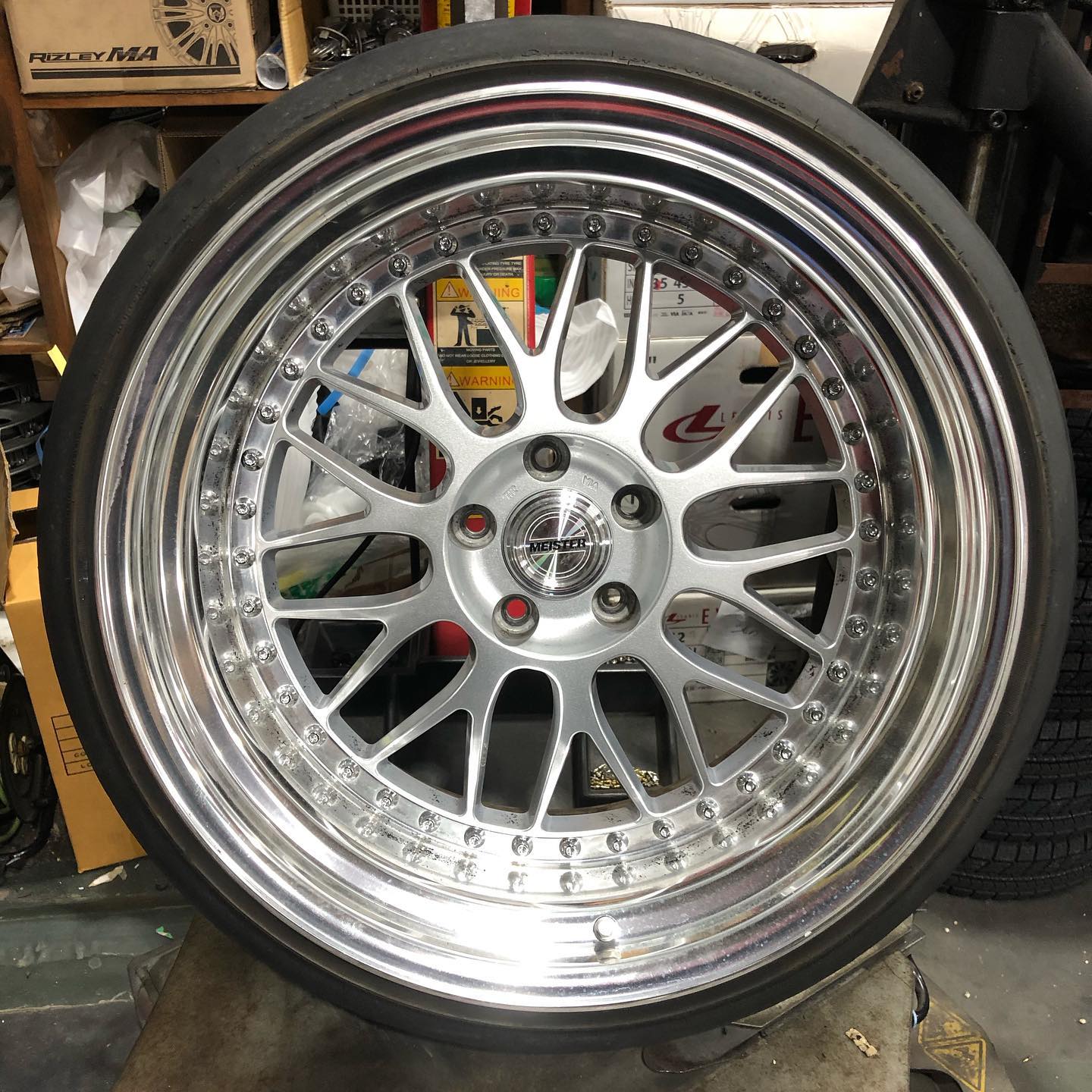 19インチ 11.5J 265/30R19 ホイール装着例 - CARSERVICE GRAVITY