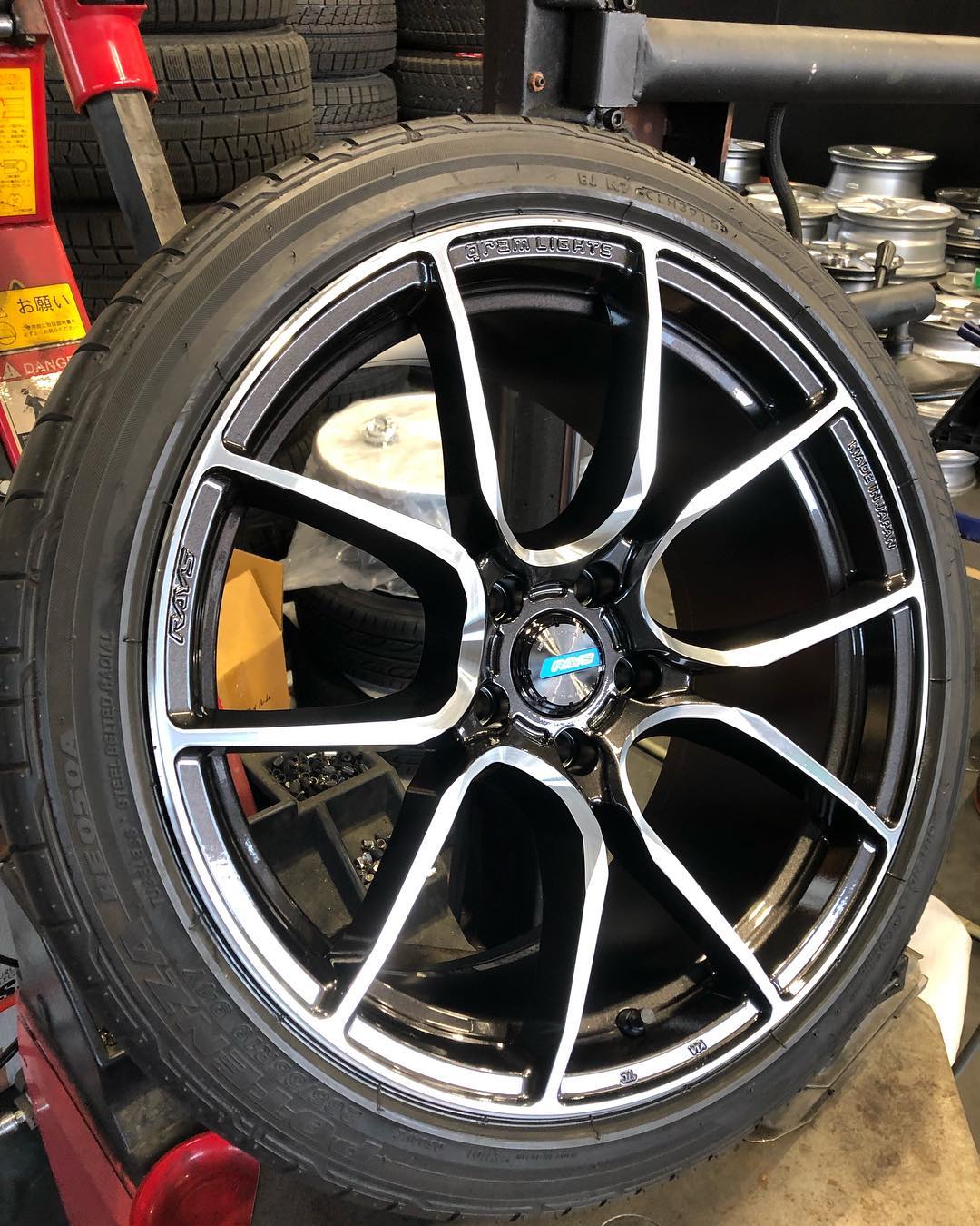 19インチ 8.5J 235/40R19 ホイール装着例 - CARSERVICE GRAVITY