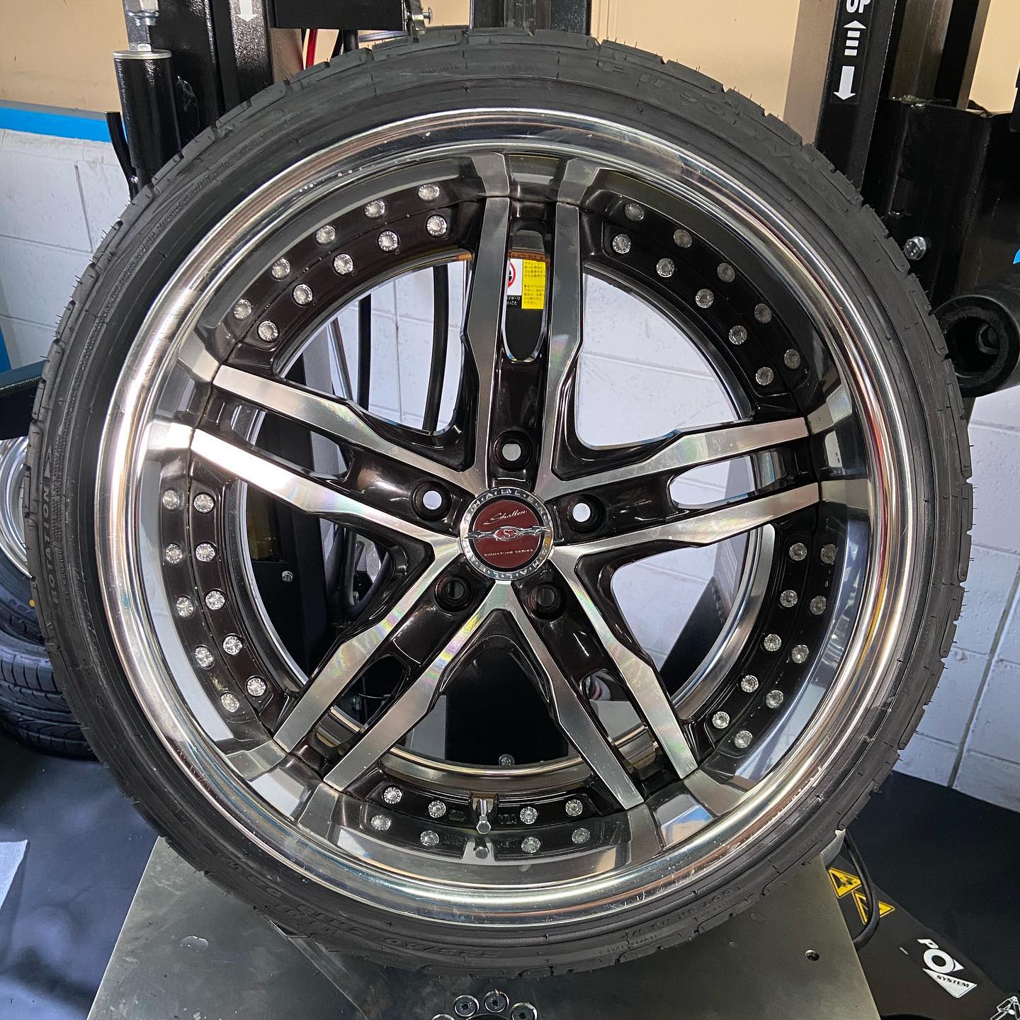 18インチ 10J 225/40R18 ホイール装着例 - CARSERVICE GRAVITY