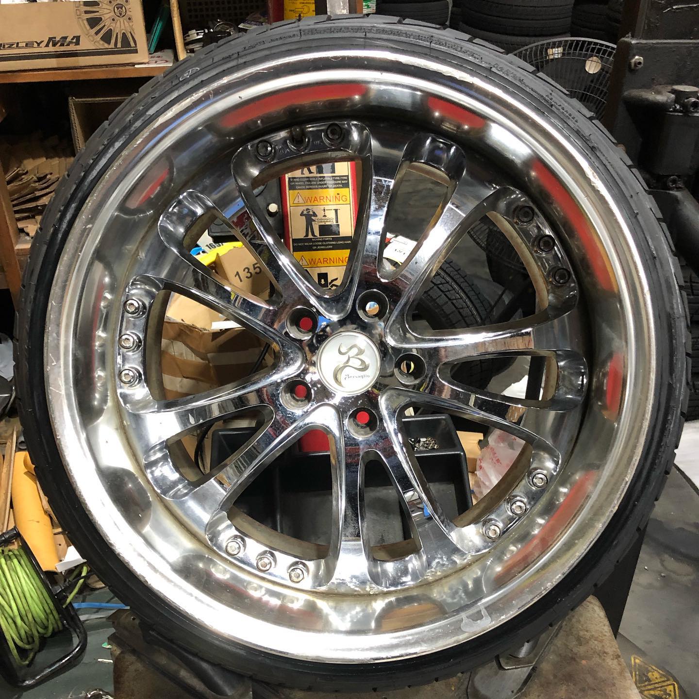 19インチ 10J 215/35R19 ホイール装着例 - CARSERVICE GRAVITY