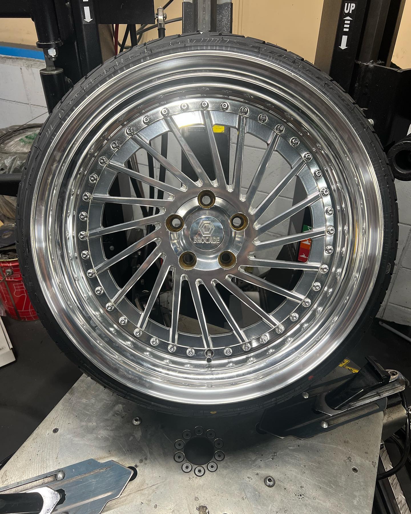19インチ 10.5J 215/35R19 ホイール装着例 - CARSERVICE GRAVITY
