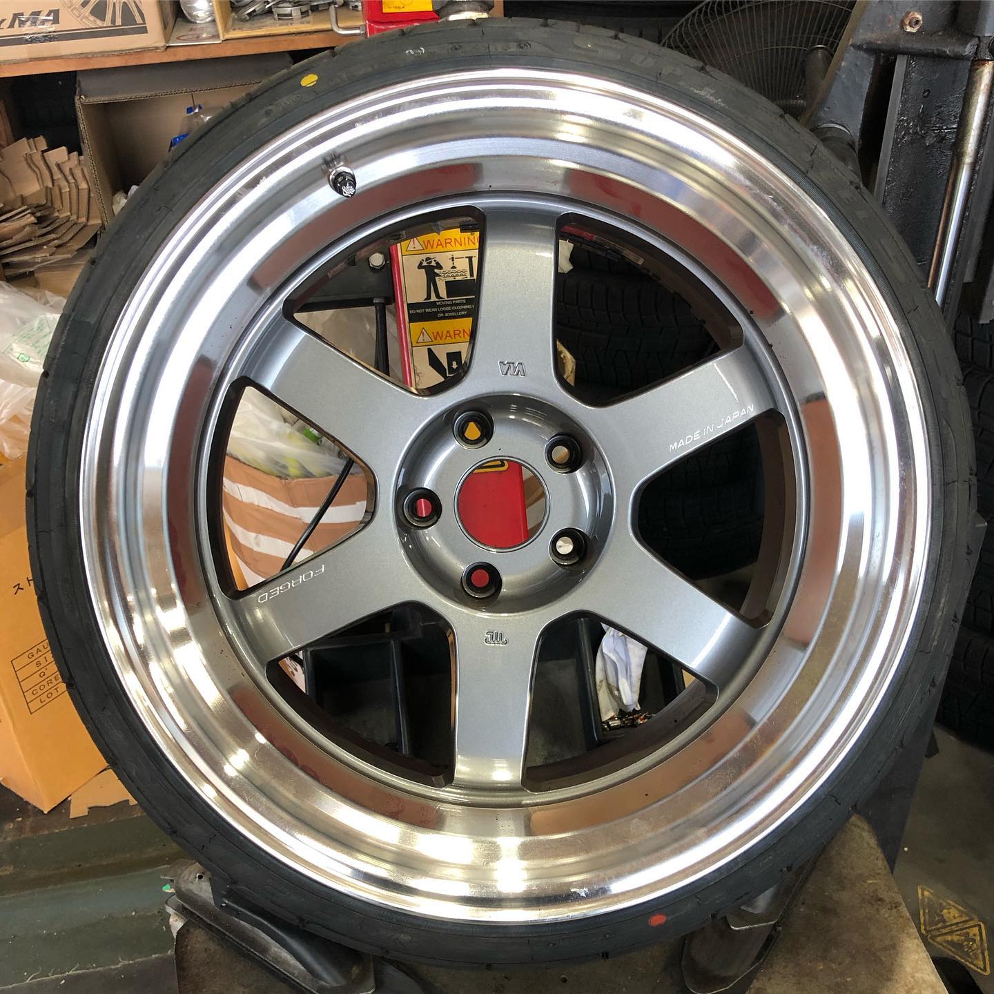 18インチ 10.5J 225/35R18 ホイール装着例 - CARSERVICE GRAVITY