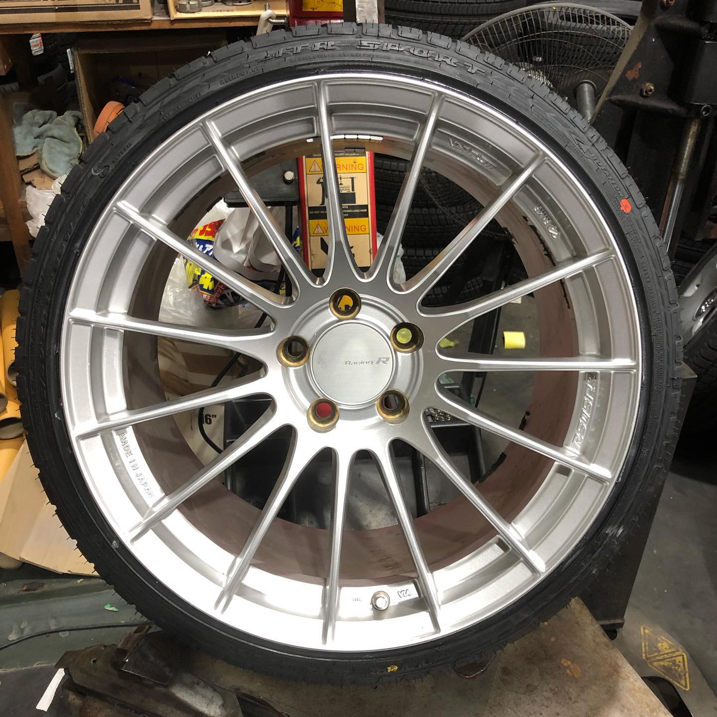 18インチ 9.5J 215/40R18 ホイール装着例 - CARSERVICE GRAVITY