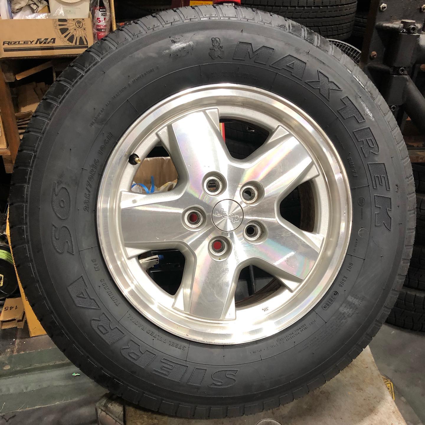 16インチ 7.5J 235/70R16 ホイール装着例 - CARSERVICE GRAVITY