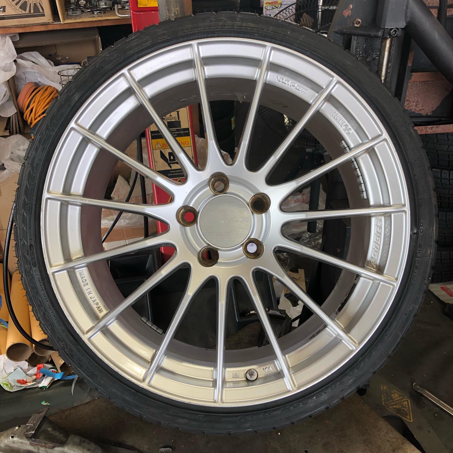 18インチ 8.5J 205/40R18 ホイール装着例 - CARSERVICE GRAVITY