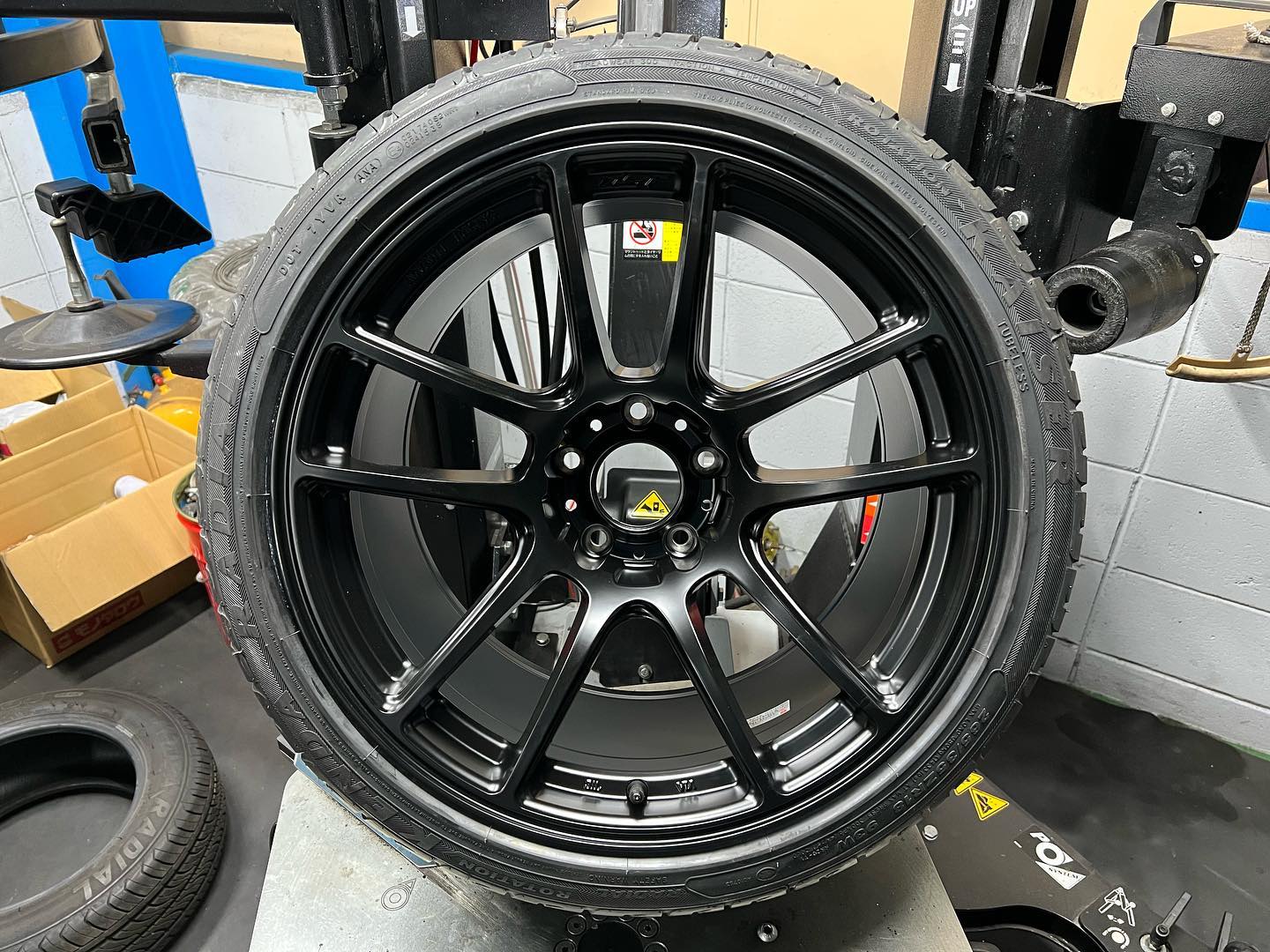 18インチ 10.5J 265/35R18 ホイール装着例 - CARSERVICE GRAVITY