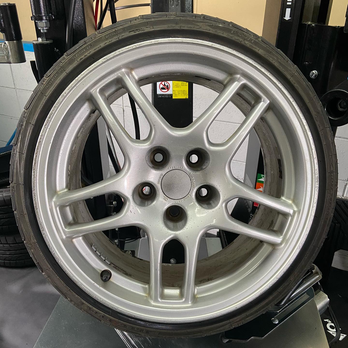 17インチ 9J 205/40R17 ホイール装着例 - CARSERVICE GRAVITY
