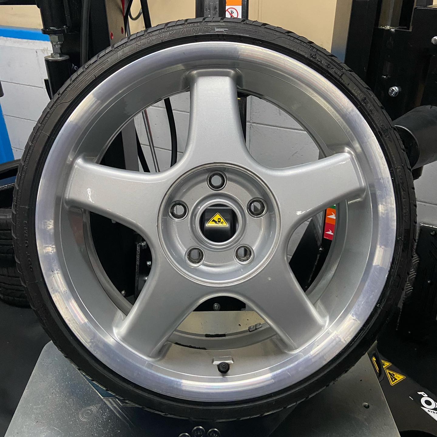 17インチ 7J 185/35R17 ホイール装着例 - CARSERVICE GRAVITY