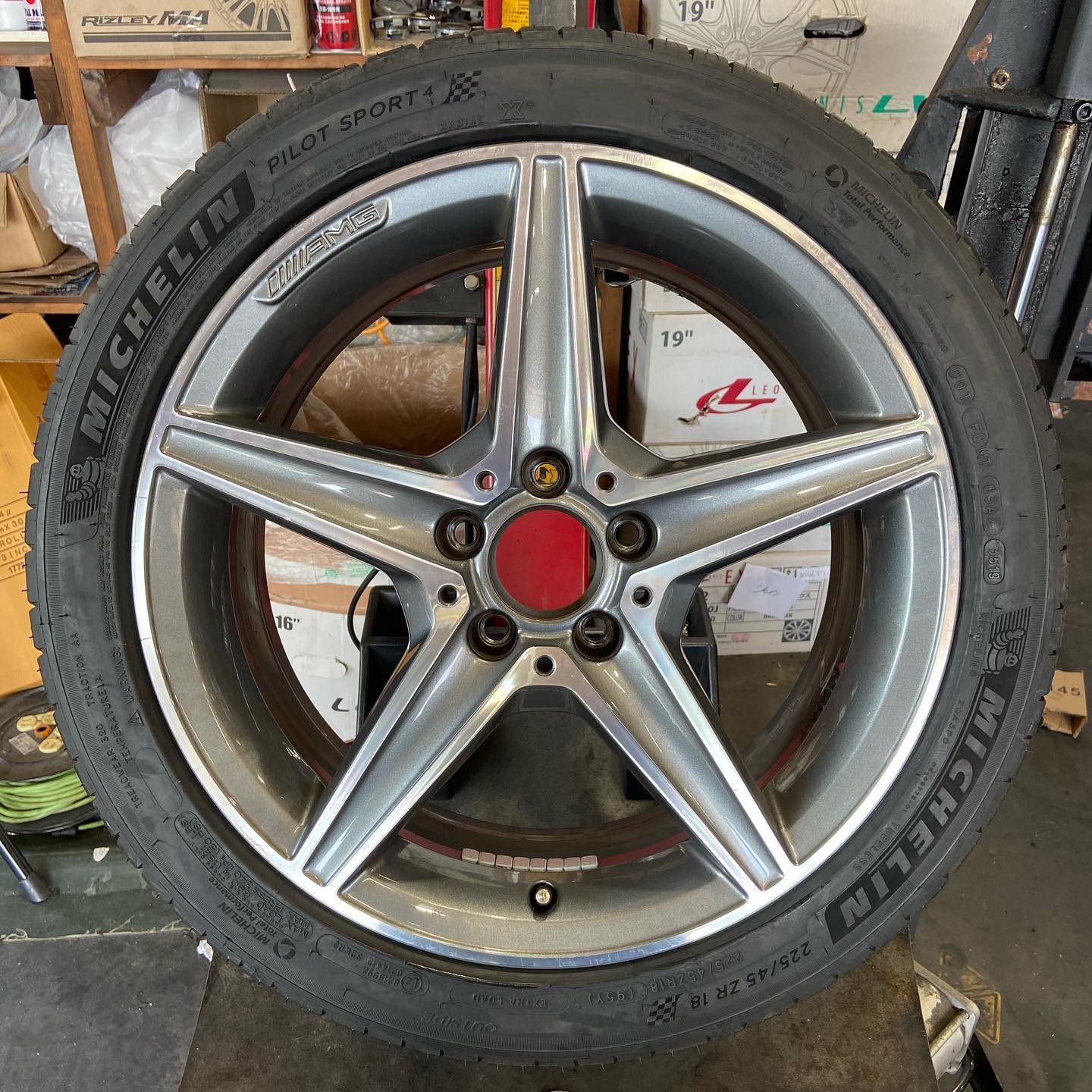 18インチ 7.5J 225/45R18 ホイール装着例 - CARSERVICE GRAVITY
