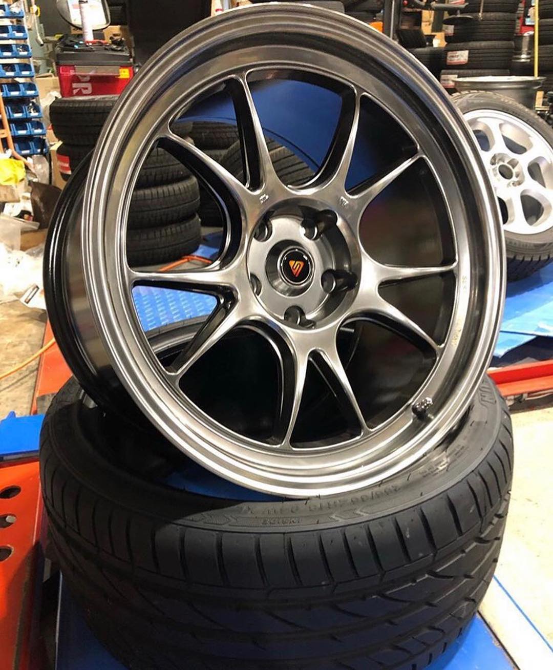 18インチ 10.5J 255/35R18 ホイール装着例 - CARSERVICE GRAVITY