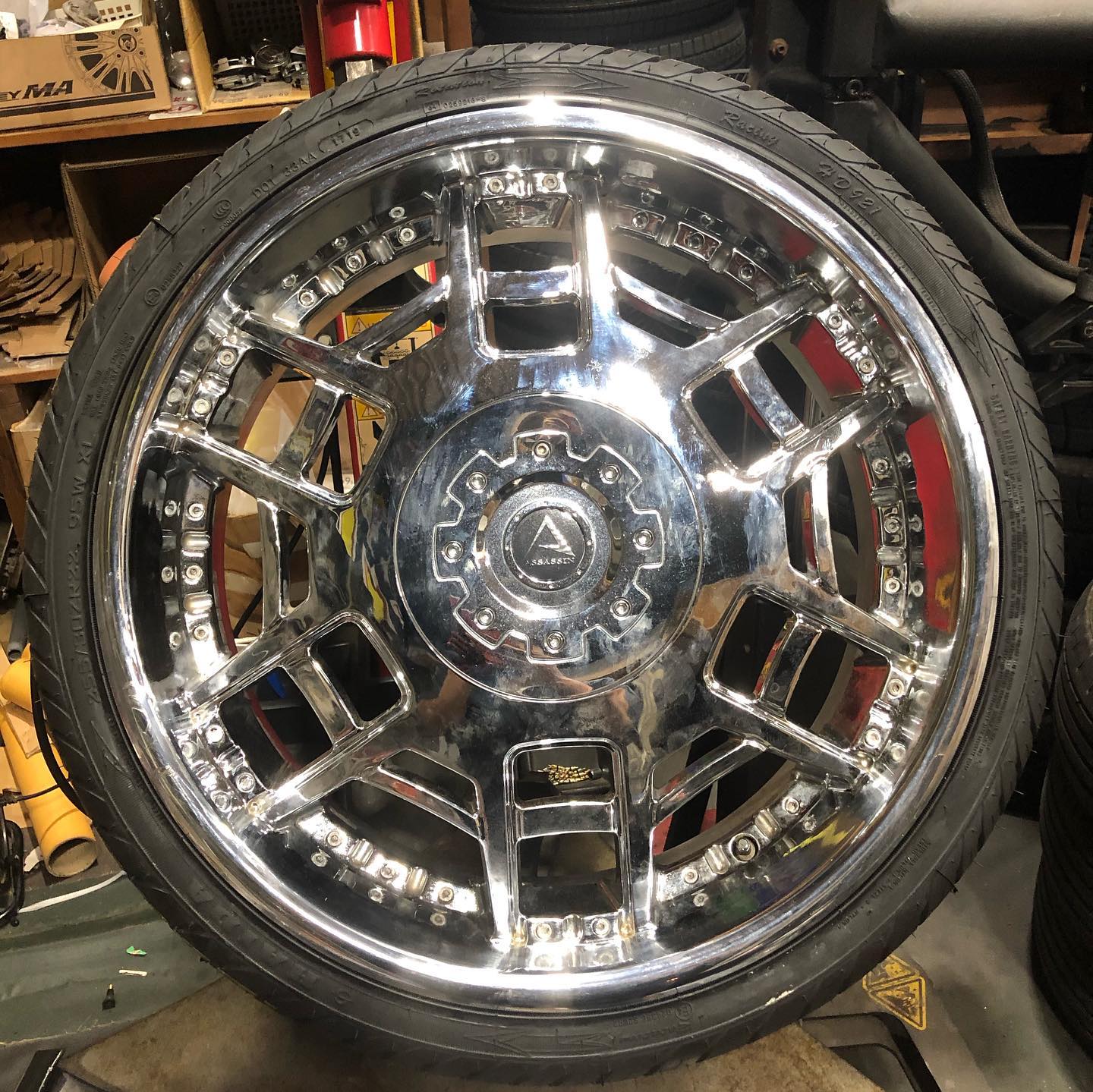 22インチ 8.5J 255/30R22 ホイール装着例 - CARSERVICE GRAVITY