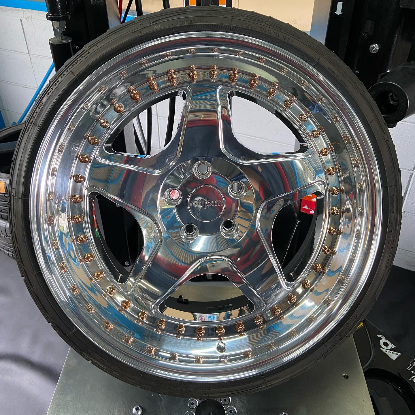 19インチ 10.5J 235/35R19 ホイール装着例 - CARSERVICE GRAVITY