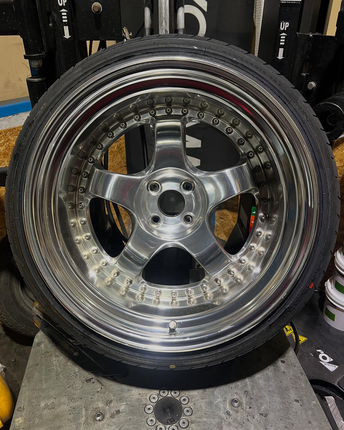 18インチ 11J 245/35R18 ホイール装着例 - CARSERVICE GRAVITY