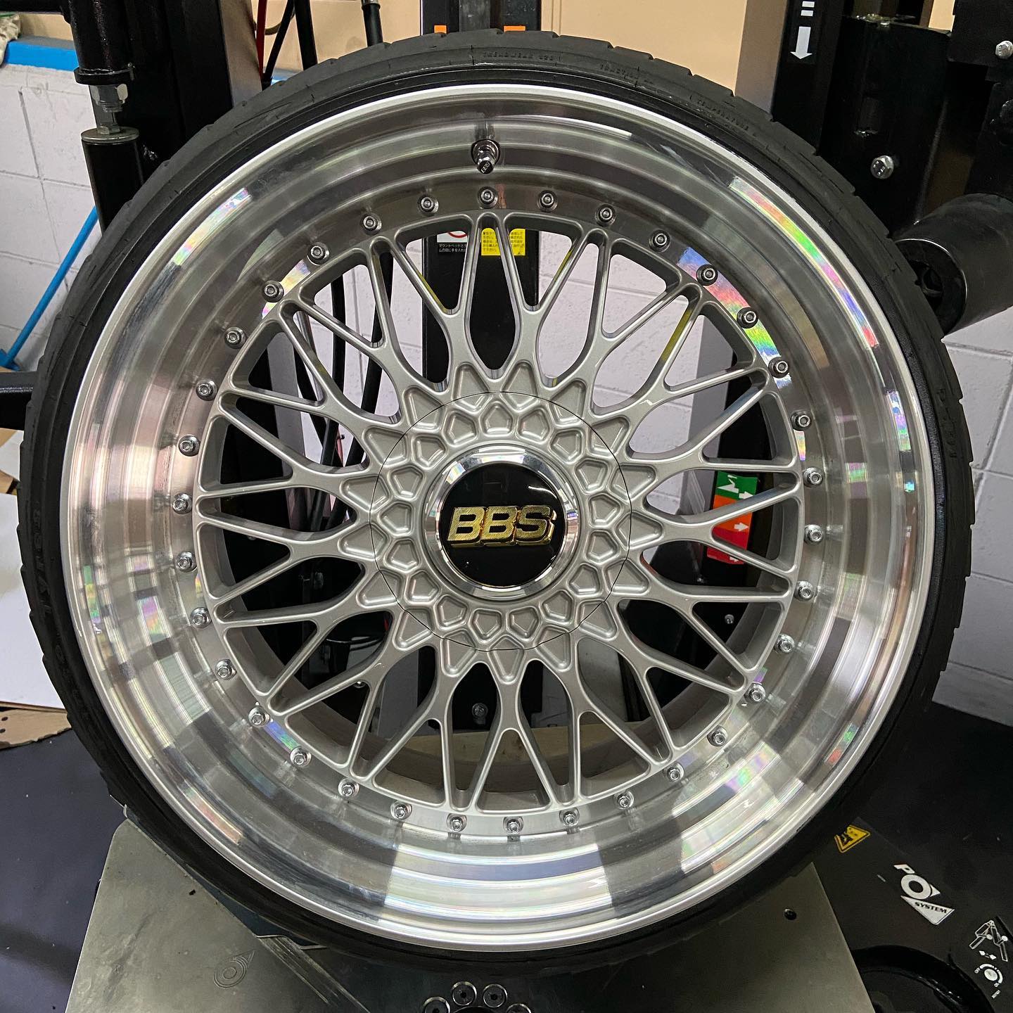 19インチ 10J 225/35R19 ホイール装着例 - CARSERVICE GRAVITY
