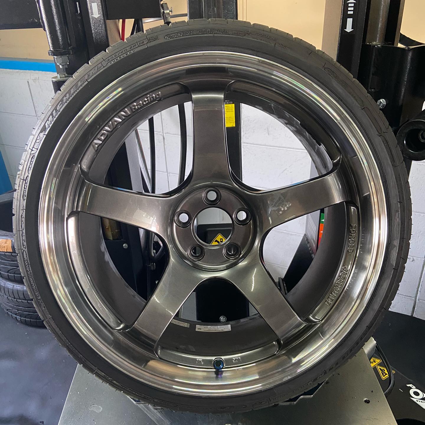 18インチ 9.5J 205/40R18 ホイール装着例 - CARSERVICE GRAVITY