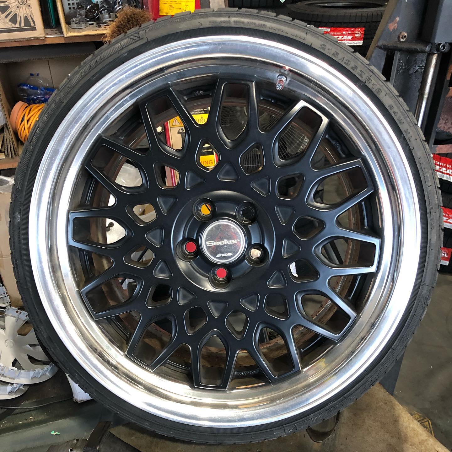 18インチ 9.5J 215/35R18 ホイール装着例 - CARSERVICE GRAVITY