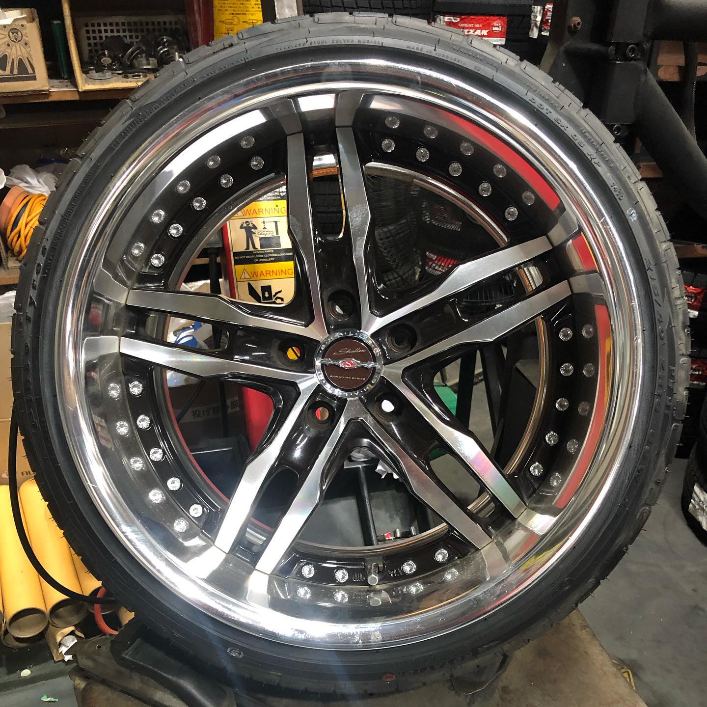18インチ 9.5J 215/40R18 ホイール装着例 - CARSERVICE GRAVITY