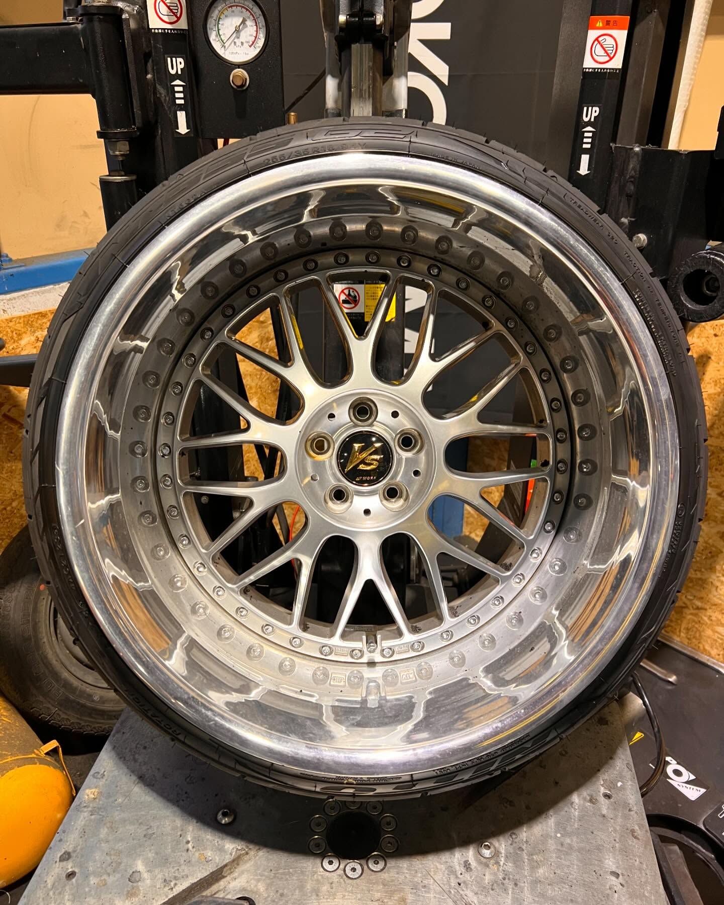 18インチ 12.5J 255/35R18 ホイール装着例 - CARSERVICE GRAVITY