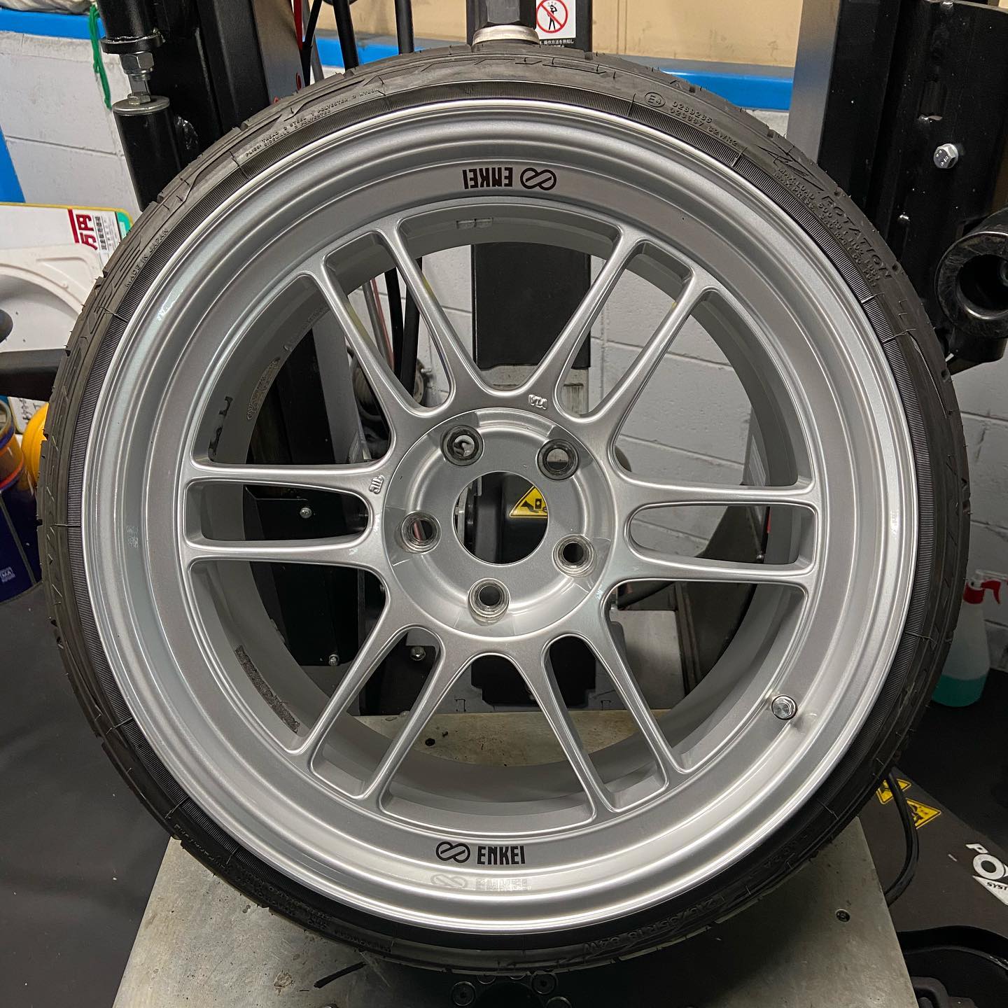18インチ 9.5J 215/35R18 ホイール装着例 - CARSERVICE GRAVITY