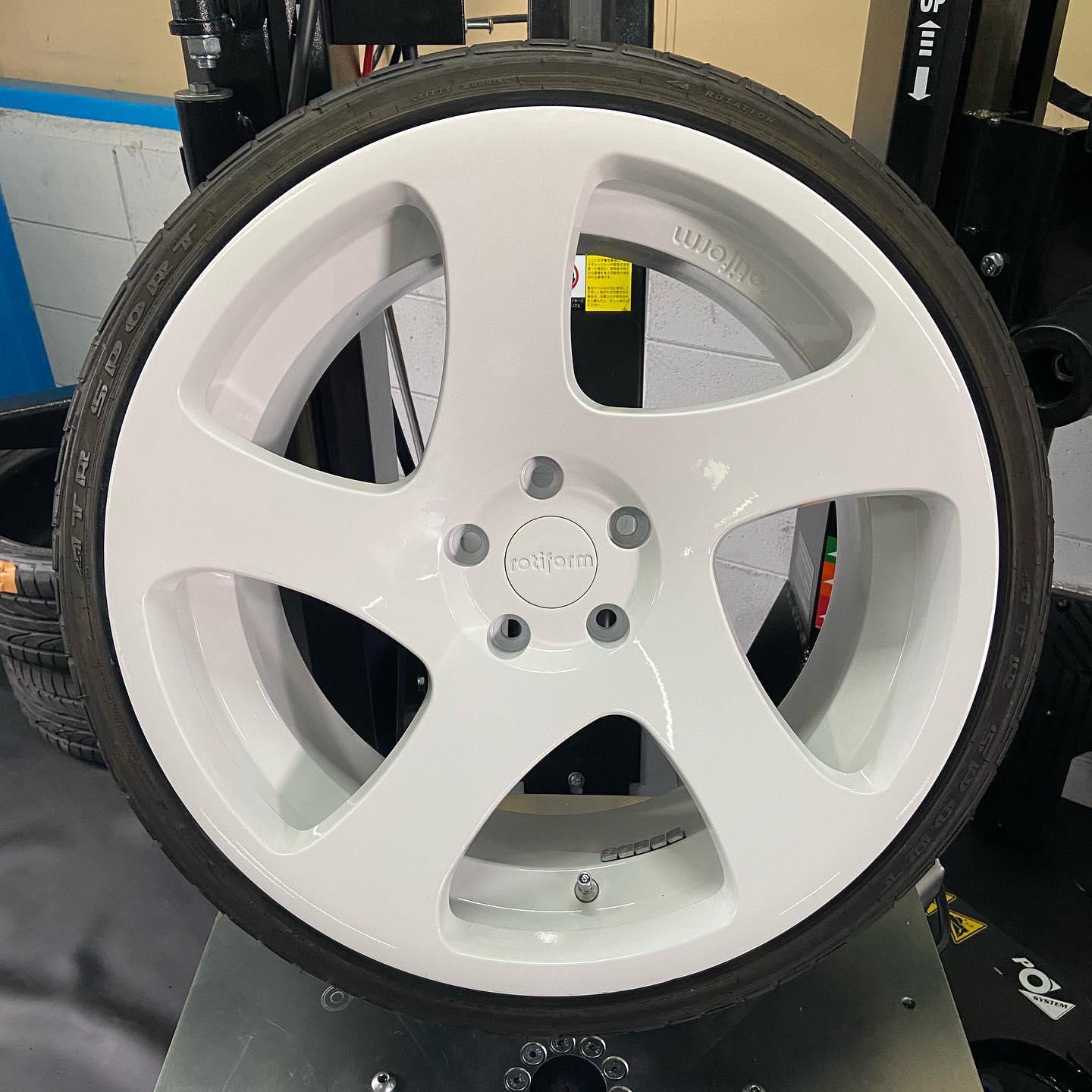 19インチ 10J 235/35R19 ホイール装着例 - CARSERVICE GRAVITY