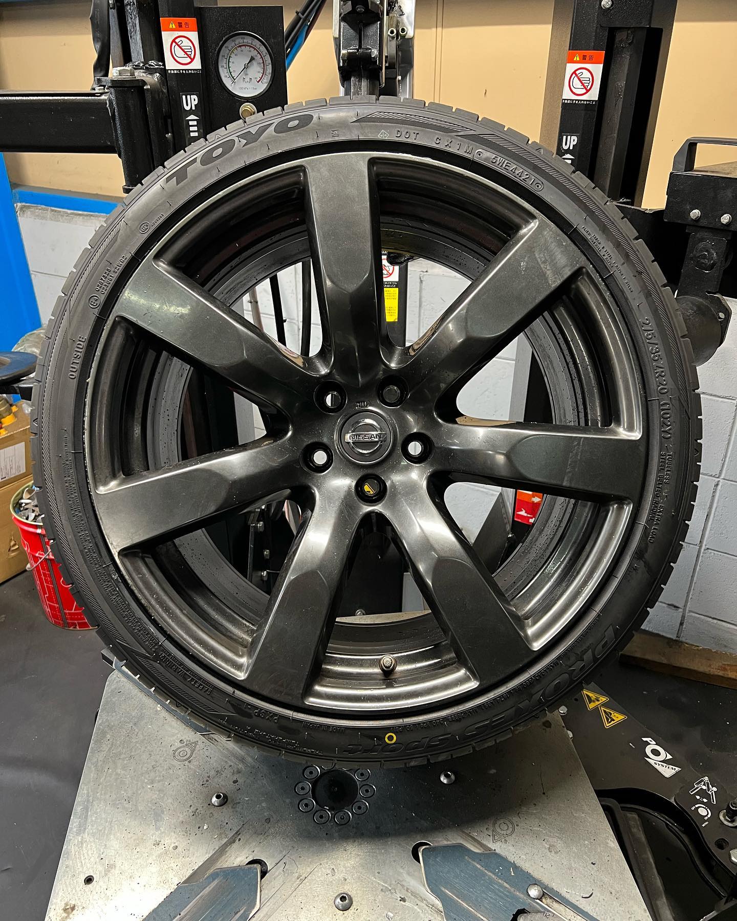 20インチ 10.5J 275/35R20 ホイール装着例 - CARSERVICE GRAVITY
