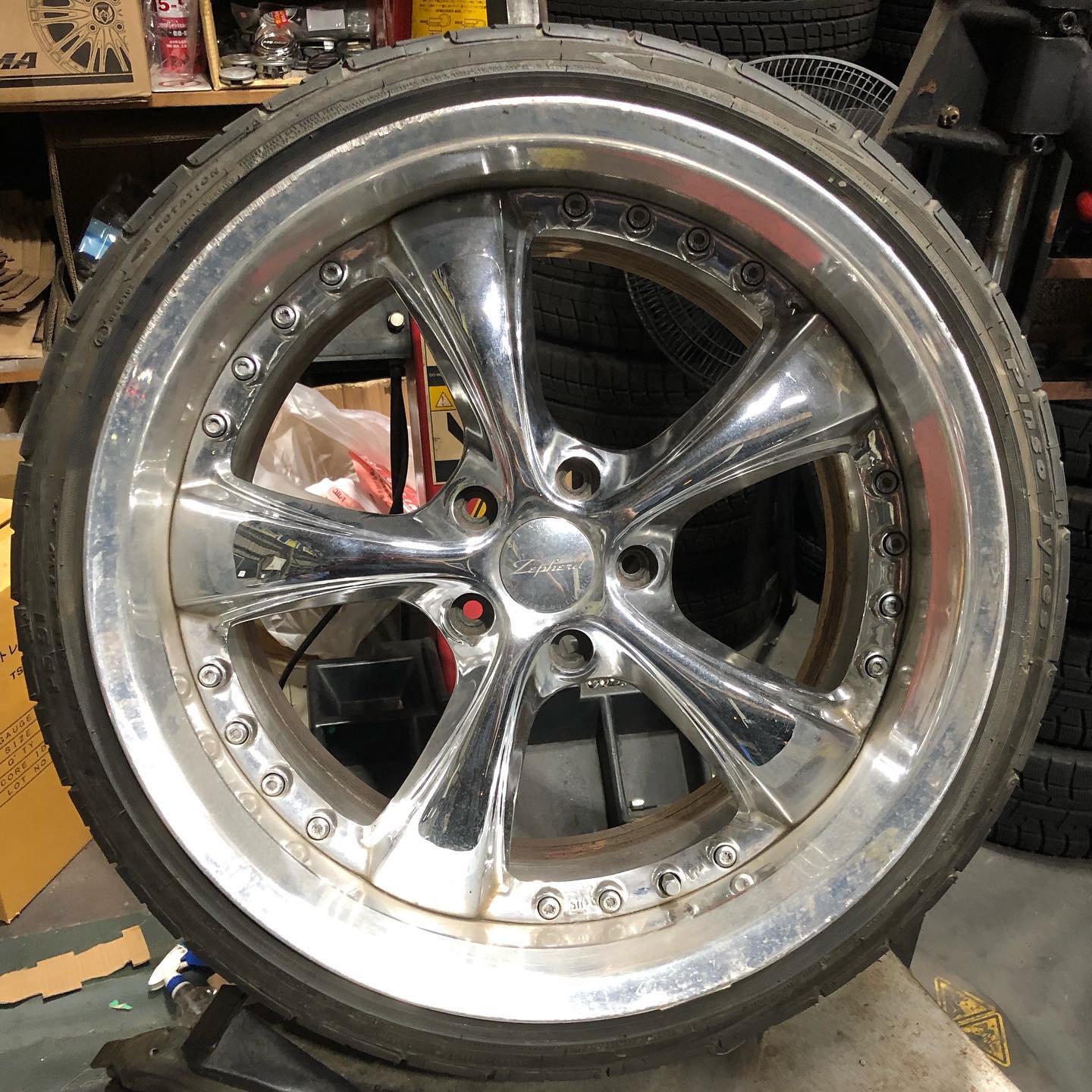 19インチ 10J 235/35R19 ホイール装着例 - CARSERVICE GRAVITY