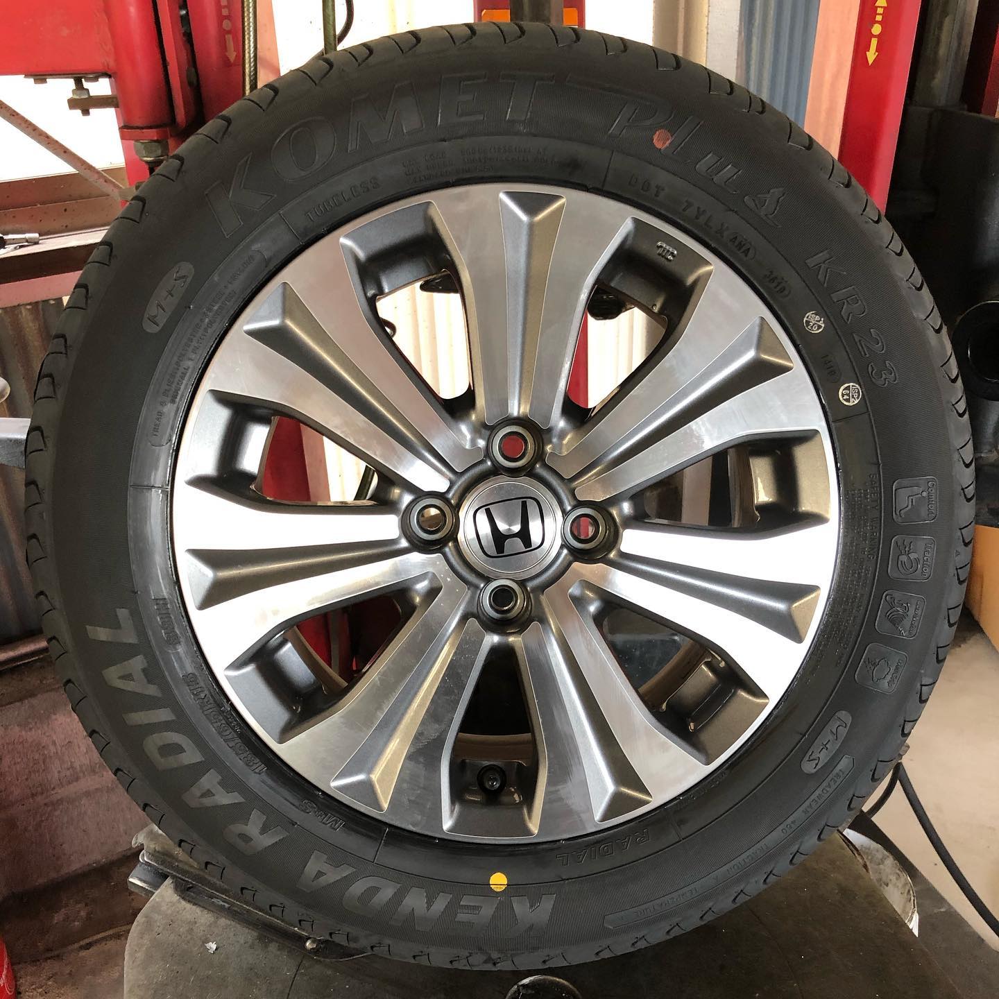 15インチ 5.5J 185/65R15 ホイール装着例 - CARSERVICE GRAVITY