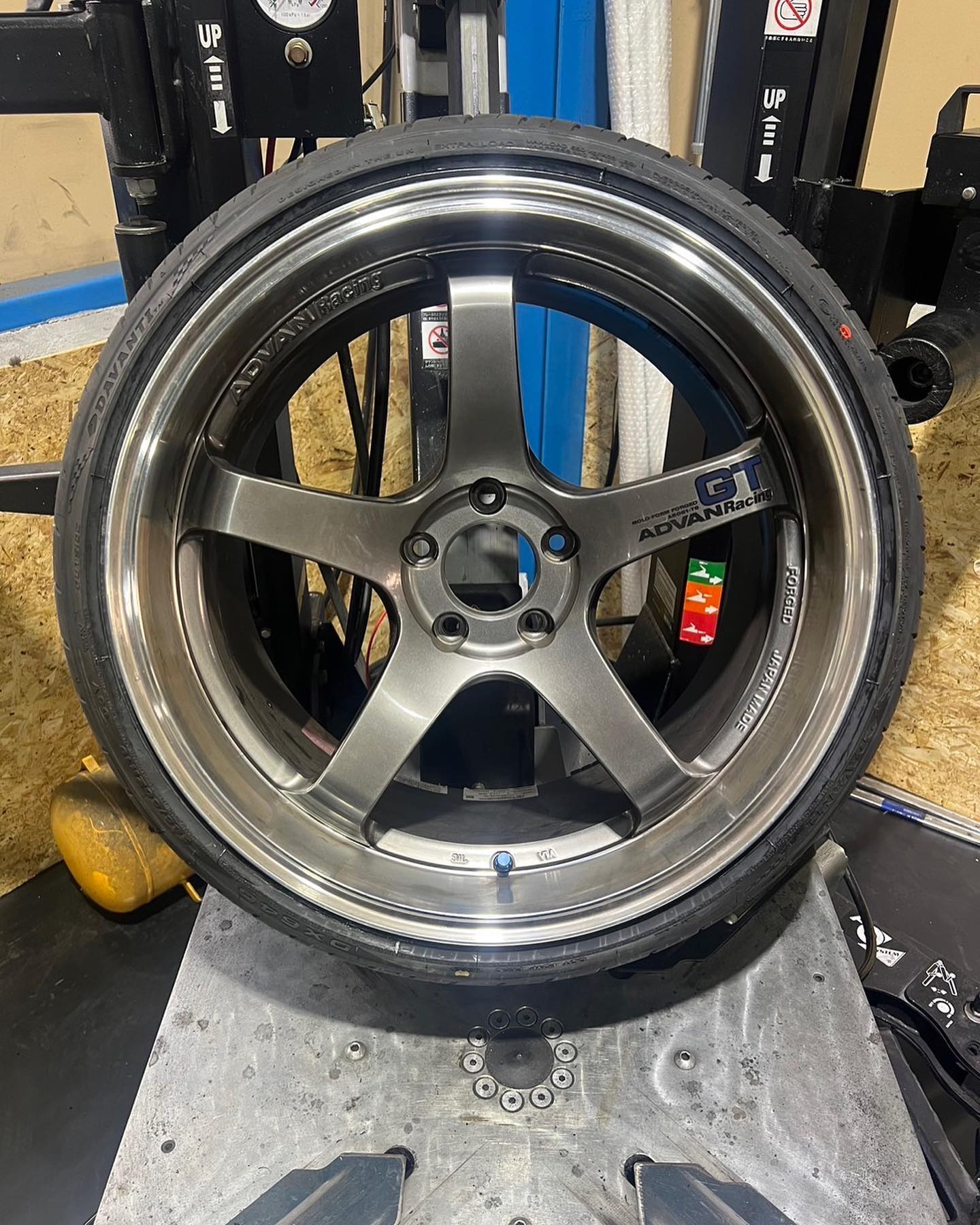 19インチ 10.5J 265/30R19 ホイール装着例 - CARSERVICE GRAVITY