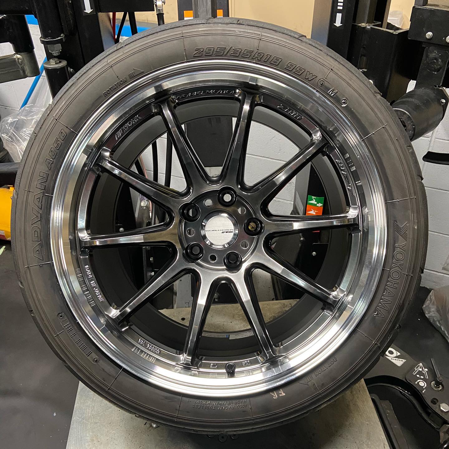 18インチ 10.5J 295/35R18 ホイール装着例 - CARSERVICE GRAVITY