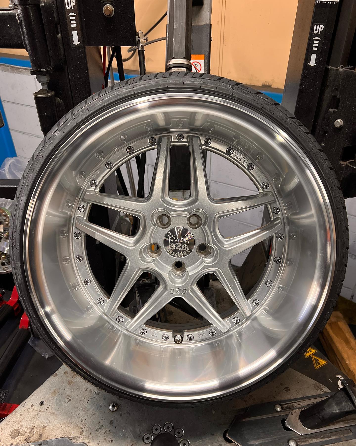18インチ 10J 215/35R18 ホイール装着例 - CARSERVICE GRAVITY