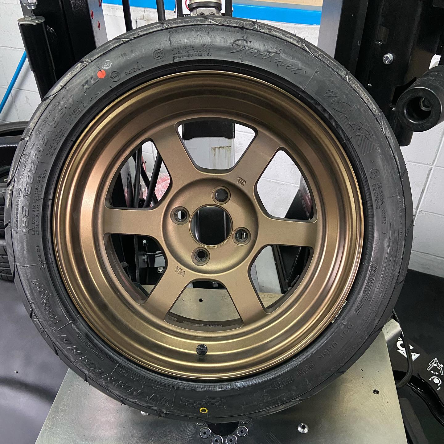 15インチ 8J 195/50R15 ホイール装着例 - CARSERVICE GRAVITY