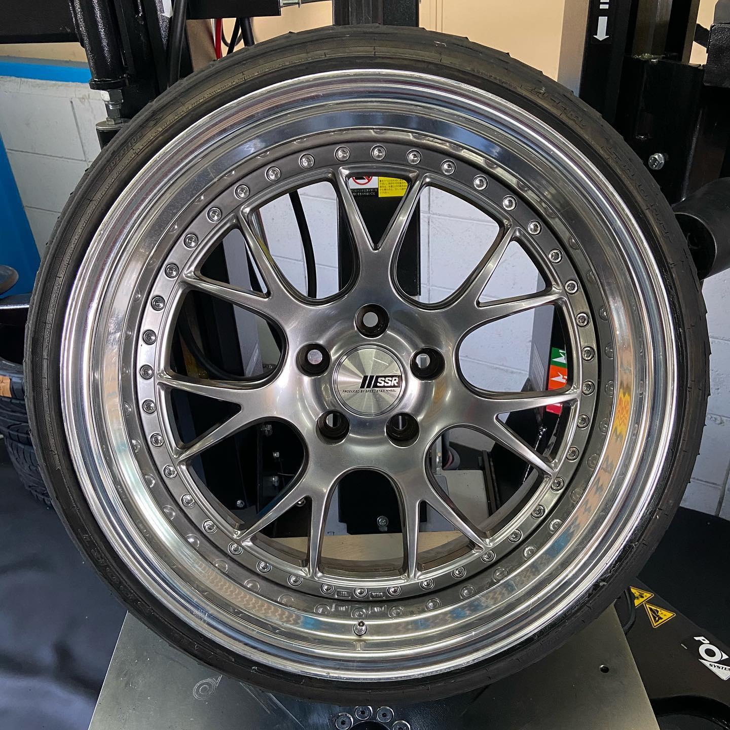 19インチ 9J 225/35R19 ホイール装着例 - CARSERVICE GRAVITY