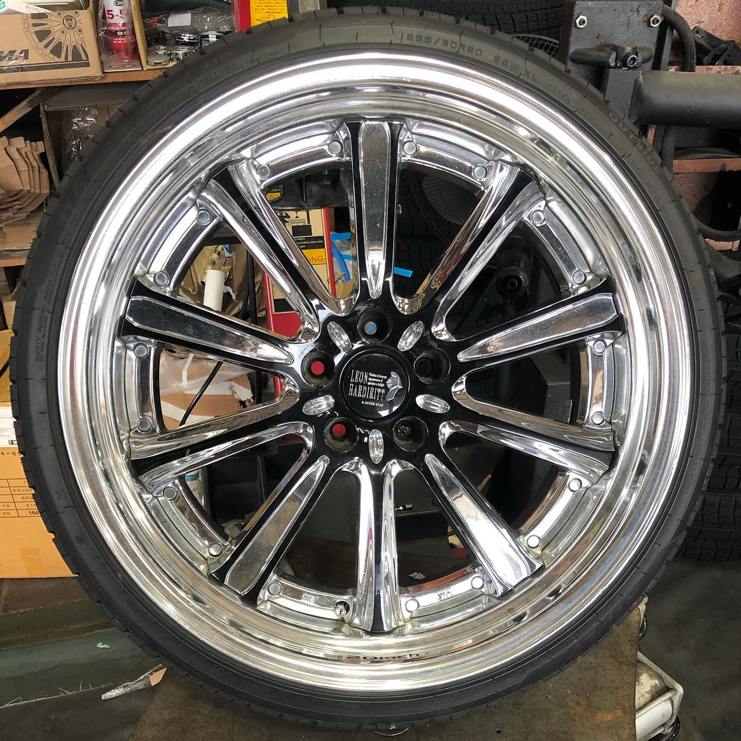 20インチ 10J 255/30R20 ホイール装着例 - CARSERVICE GRAVITY