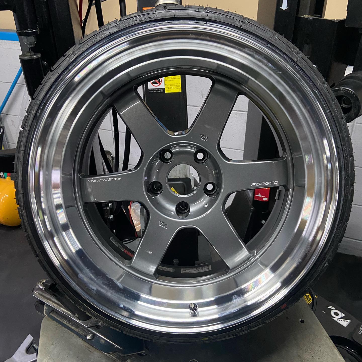 18インチ 10.5J 215/35R18 ホイール装着例 - CARSERVICE GRAVITY