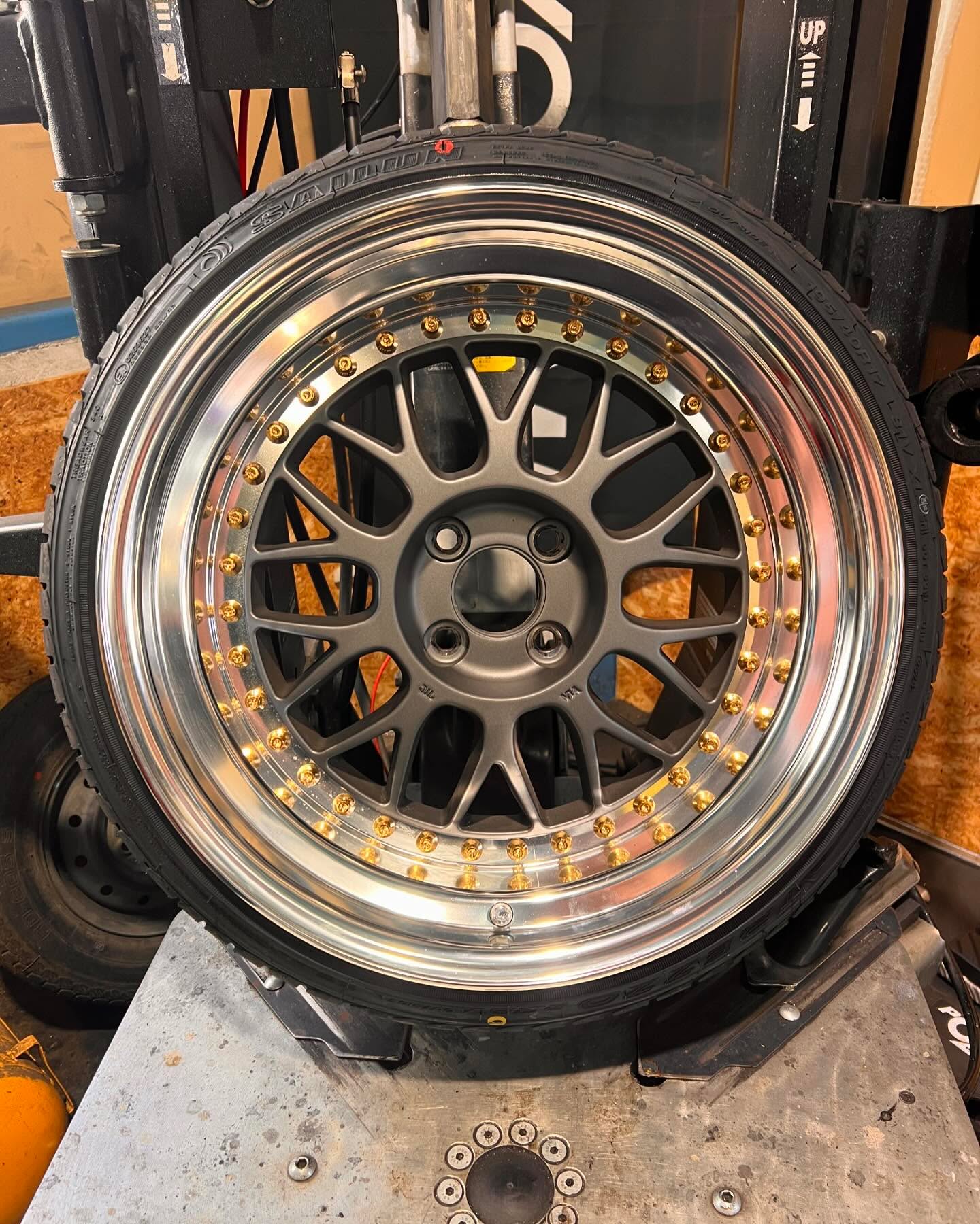 17インチ 9J 195/40R17 ホイール装着例 - CARSERVICE GRAVITY