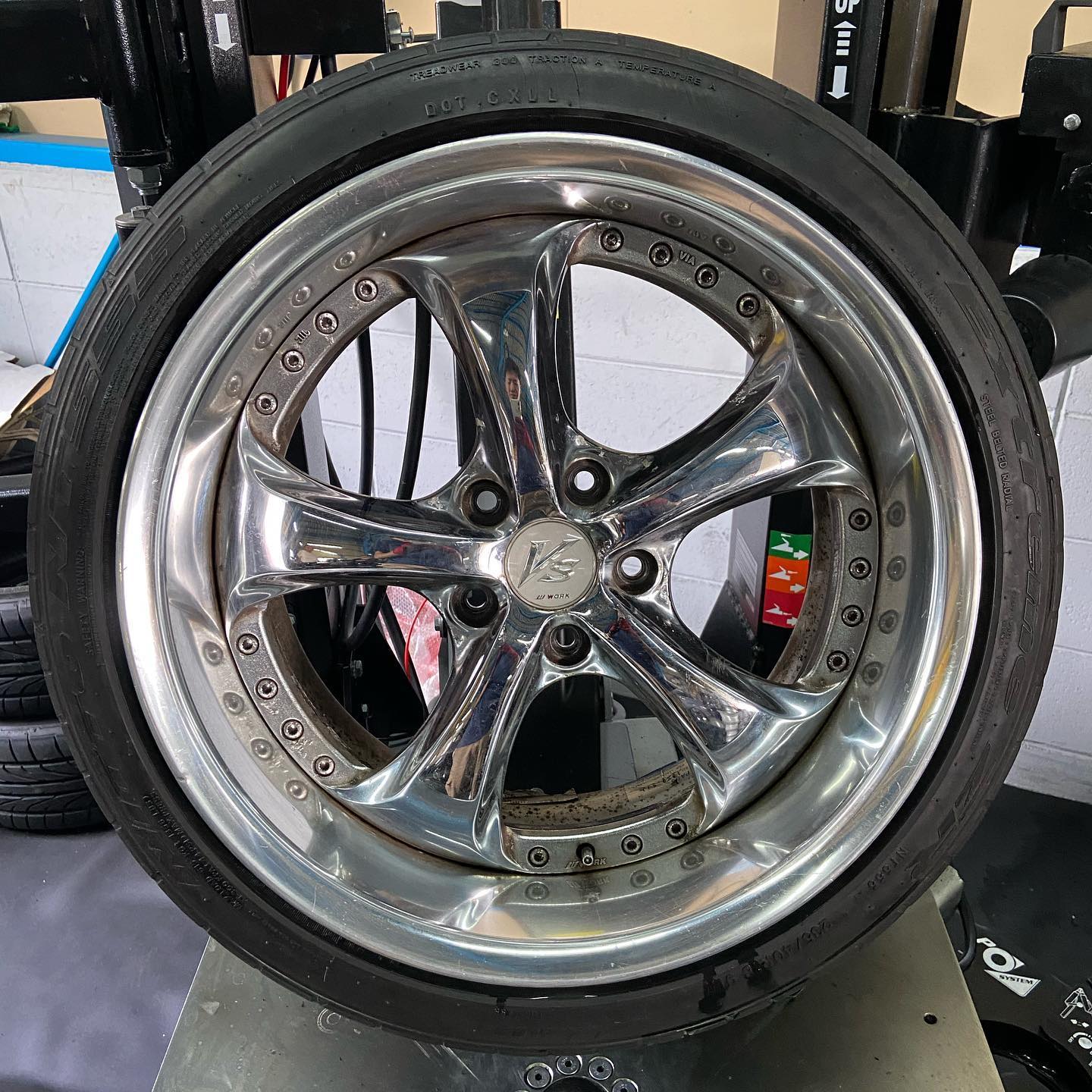 18インチ 9.5J 235/40R18 ホイール装着例 - CARSERVICE GRAVITY