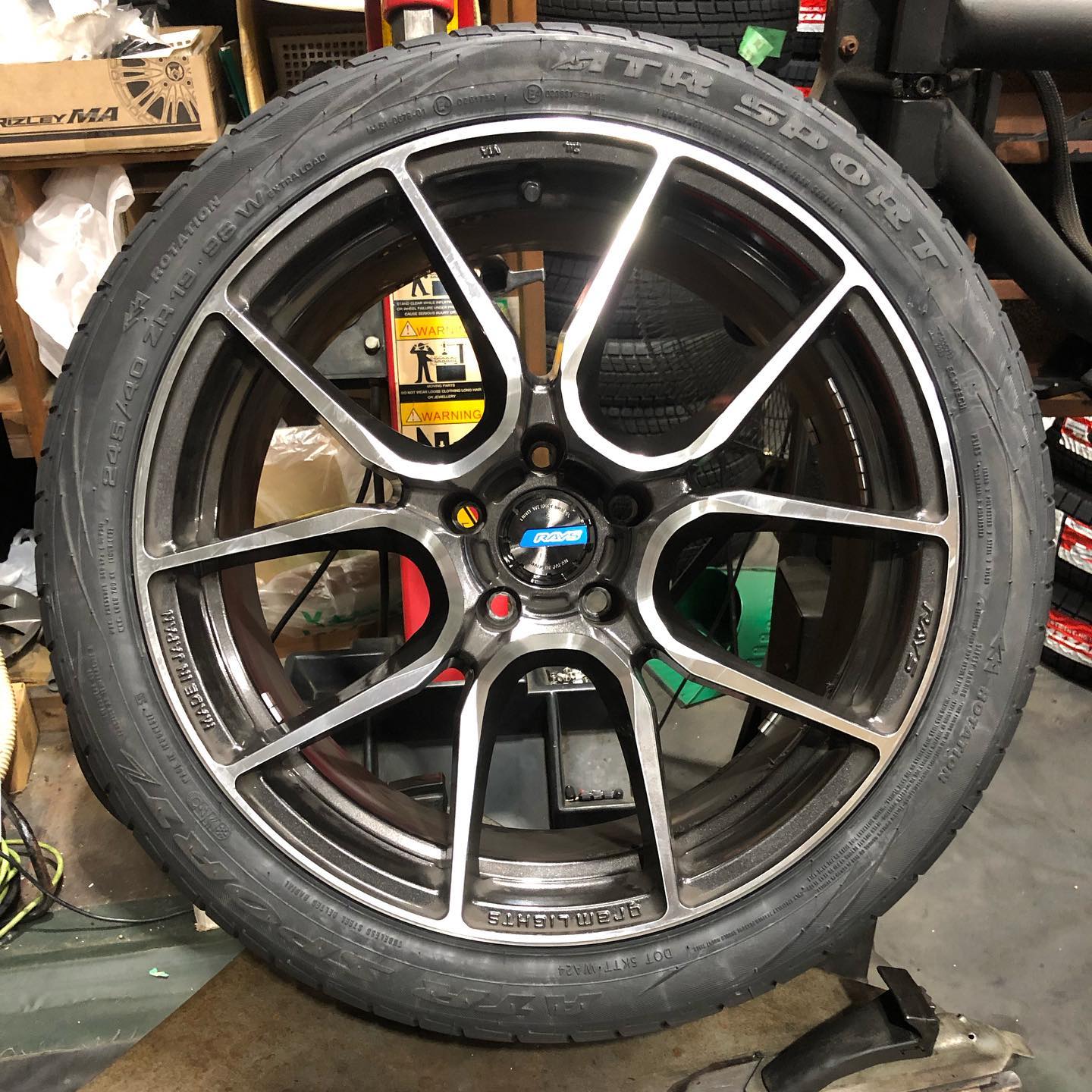 19インチ 8.5J 245/40R19 ホイール装着例 - CARSERVICE GRAVITY