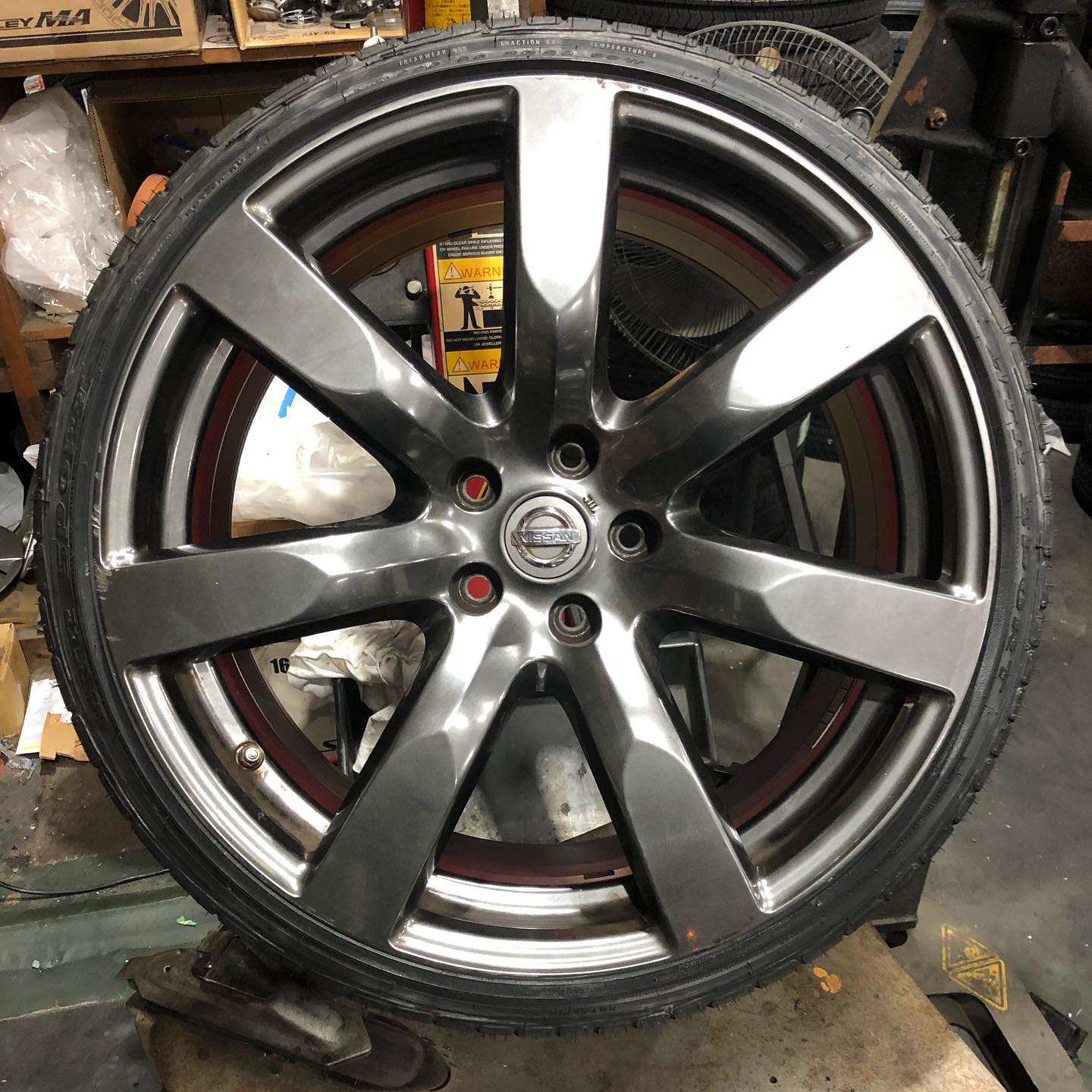 20インチ 9.5J 225/35R20 ホイール装着例 - CARSERVICE GRAVITY