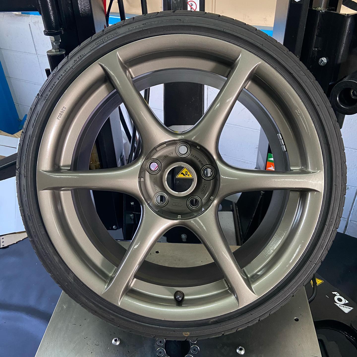 18インチ 9J 215/40R18 ホイール装着例 - CARSERVICE GRAVITY