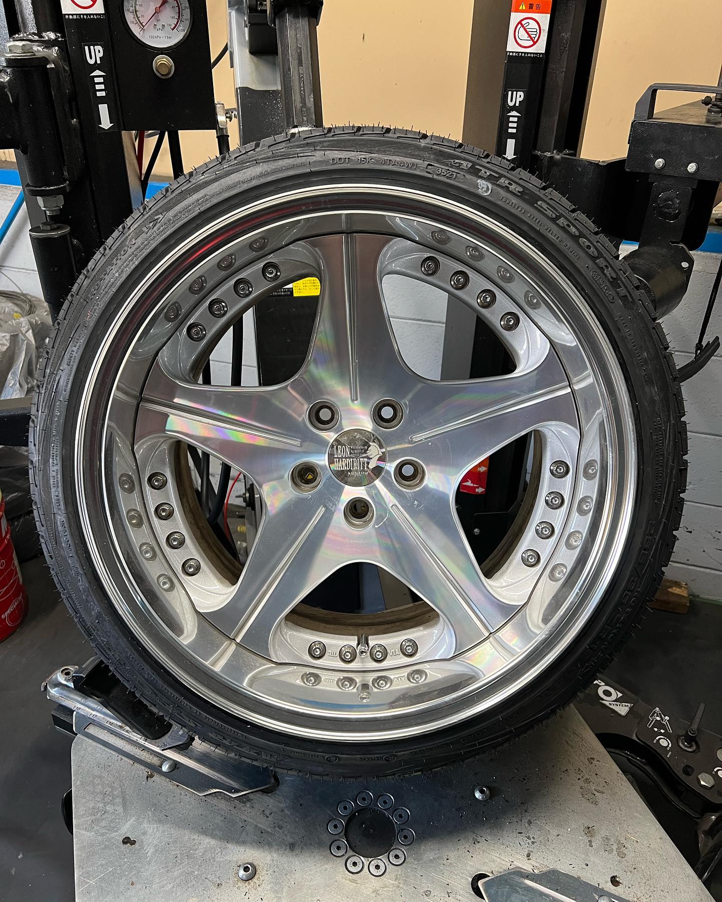 18インチ 11J 255/35R18 ホイール装着例 - CARSERVICE GRAVITY