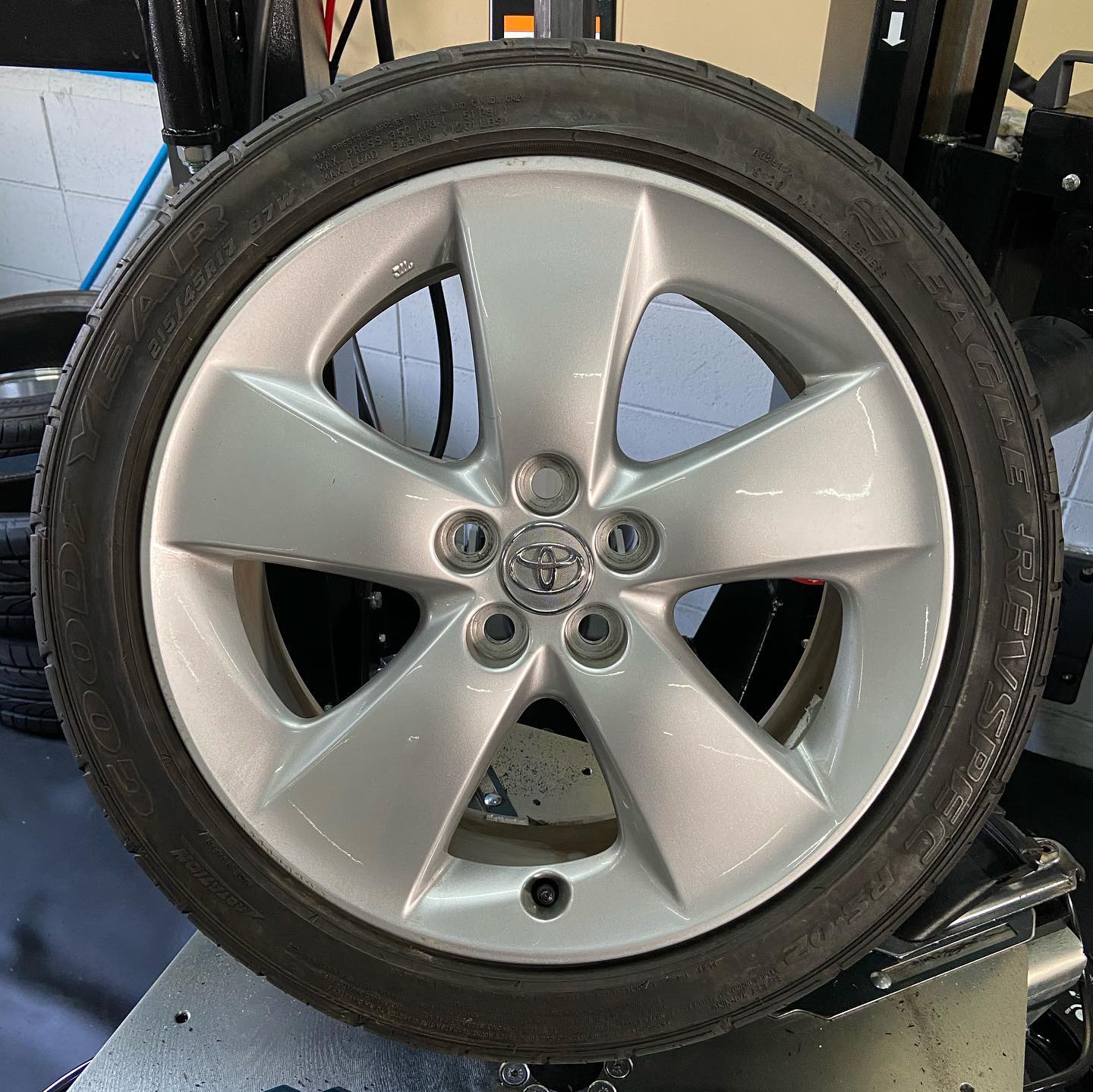 17インチ 7J 215/45R17 ホイール装着例 - CARSERVICE GRAVITY