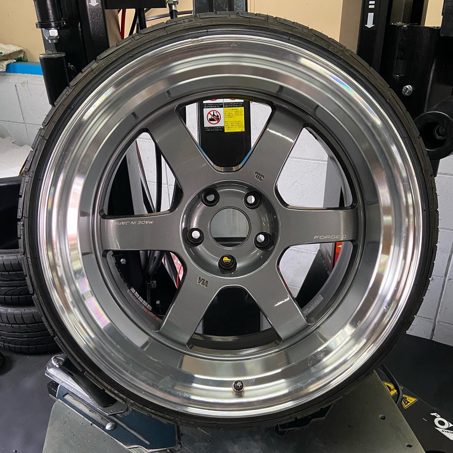 18インチ 10.5J 215/35R18 ホイール装着例 - CARSERVICE GRAVITY