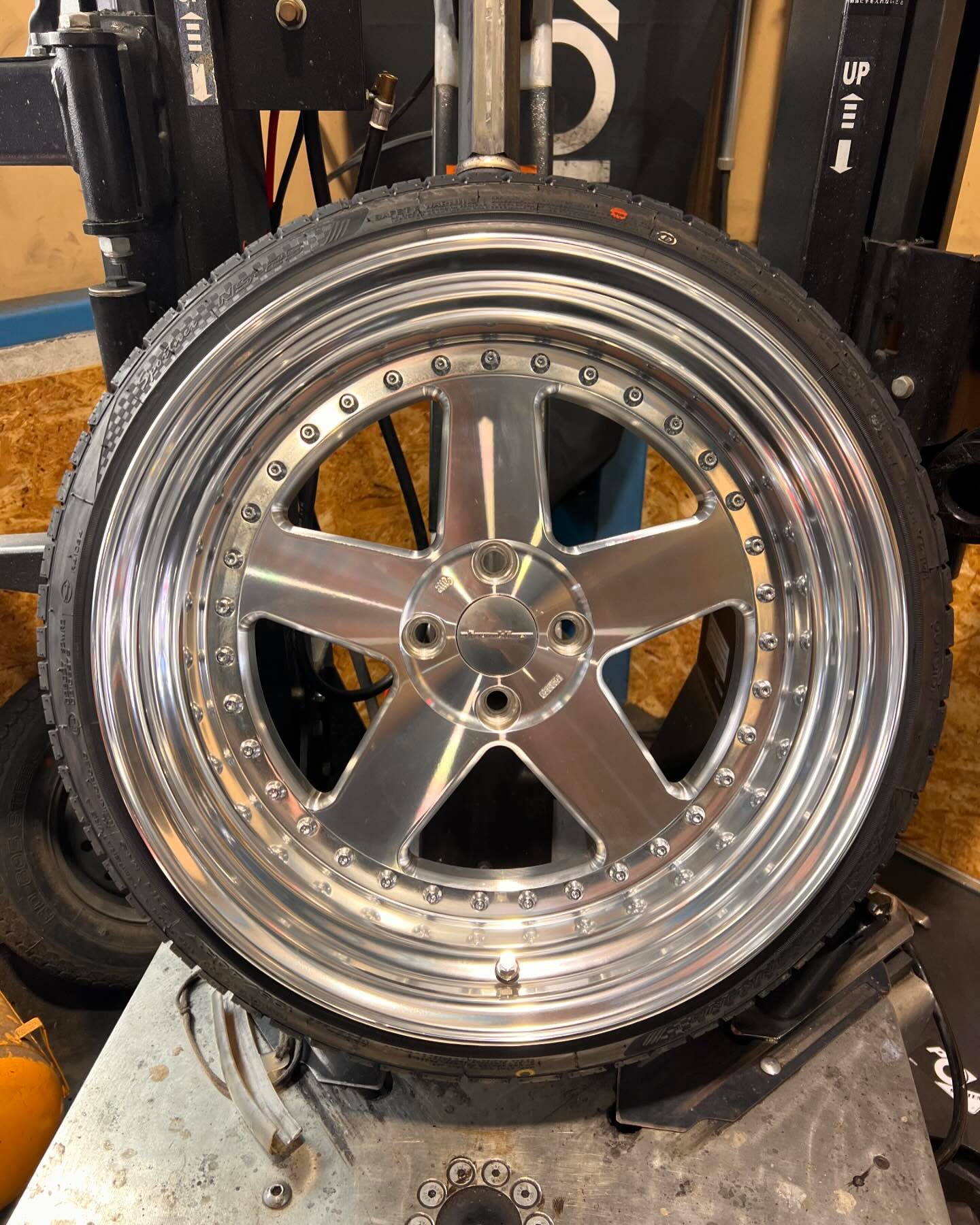 17インチ 9J 195/40R17 ホイール装着例 - CARSERVICE GRAVITY