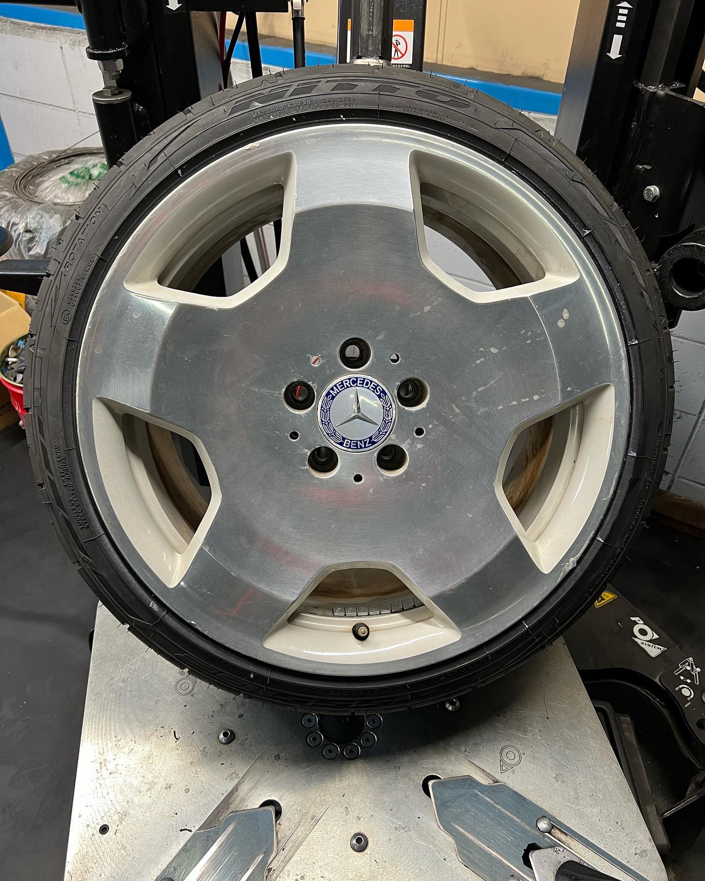 18インチ 9.5J 225/40R18 ホイール装着例 - CARSERVICE GRAVITY