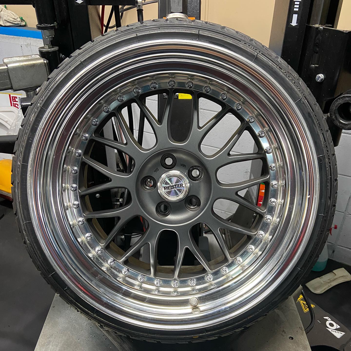 18インチ 10.5J 225/35R18 ホイール装着例 - CARSERVICE GRAVITY