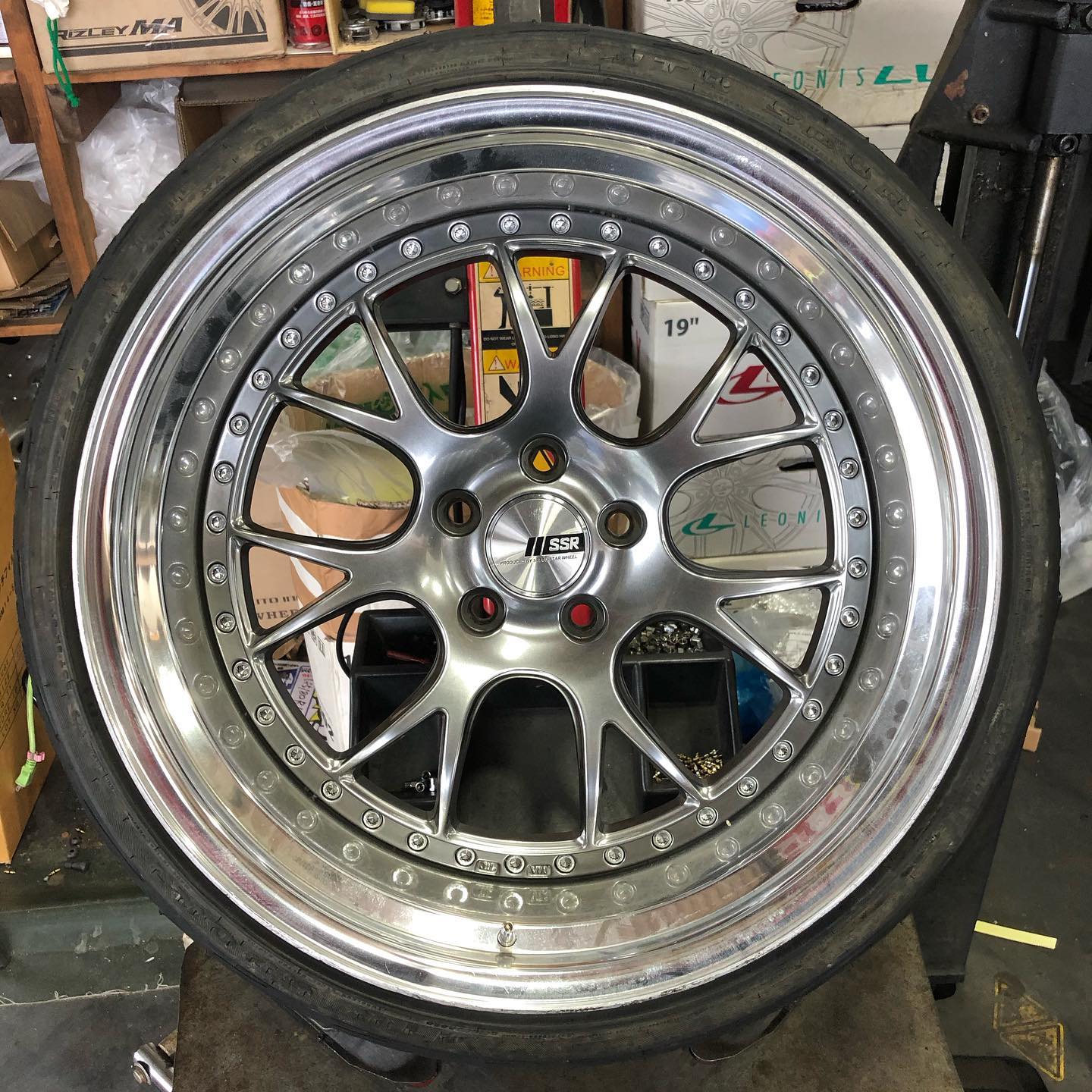 19インチ 10J 235/35R19 ホイール装着例 - CARSERVICE GRAVITY