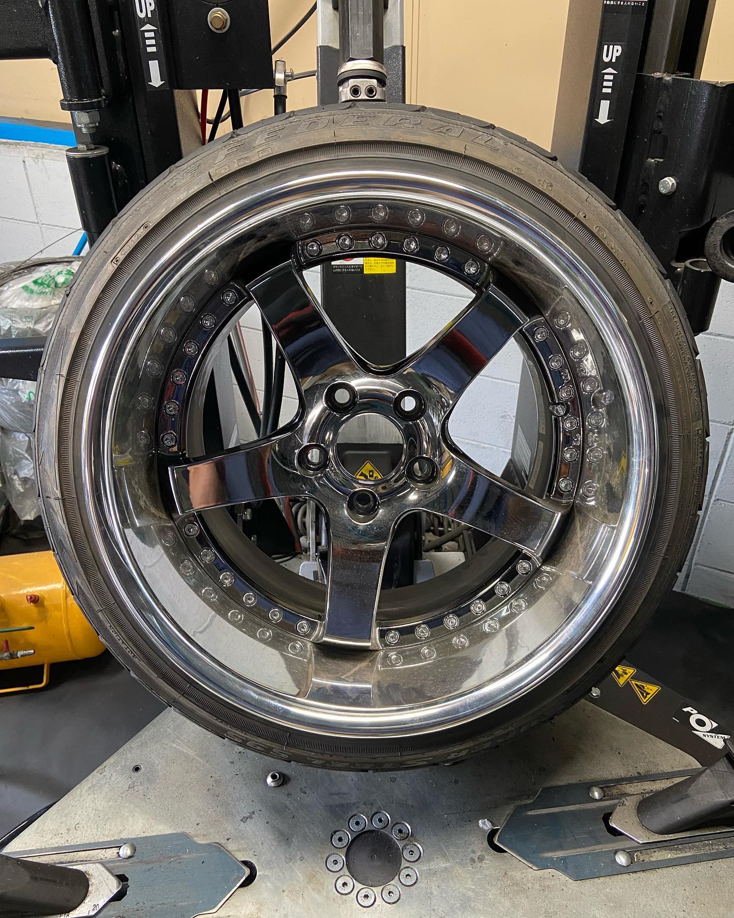 17インチ 12J 235/40R17 ホイール装着例 - CARSERVICE GRAVITY