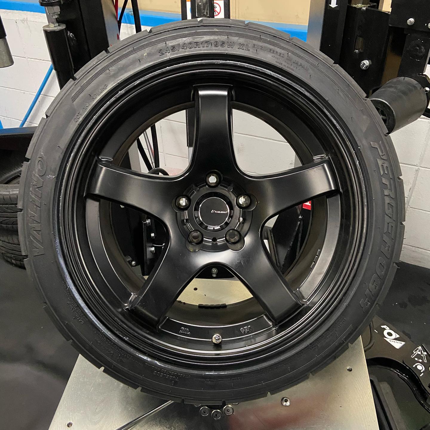 17インチ 9.5J 245/40R17 ホイール装着例 - CARSERVICE GRAVITY